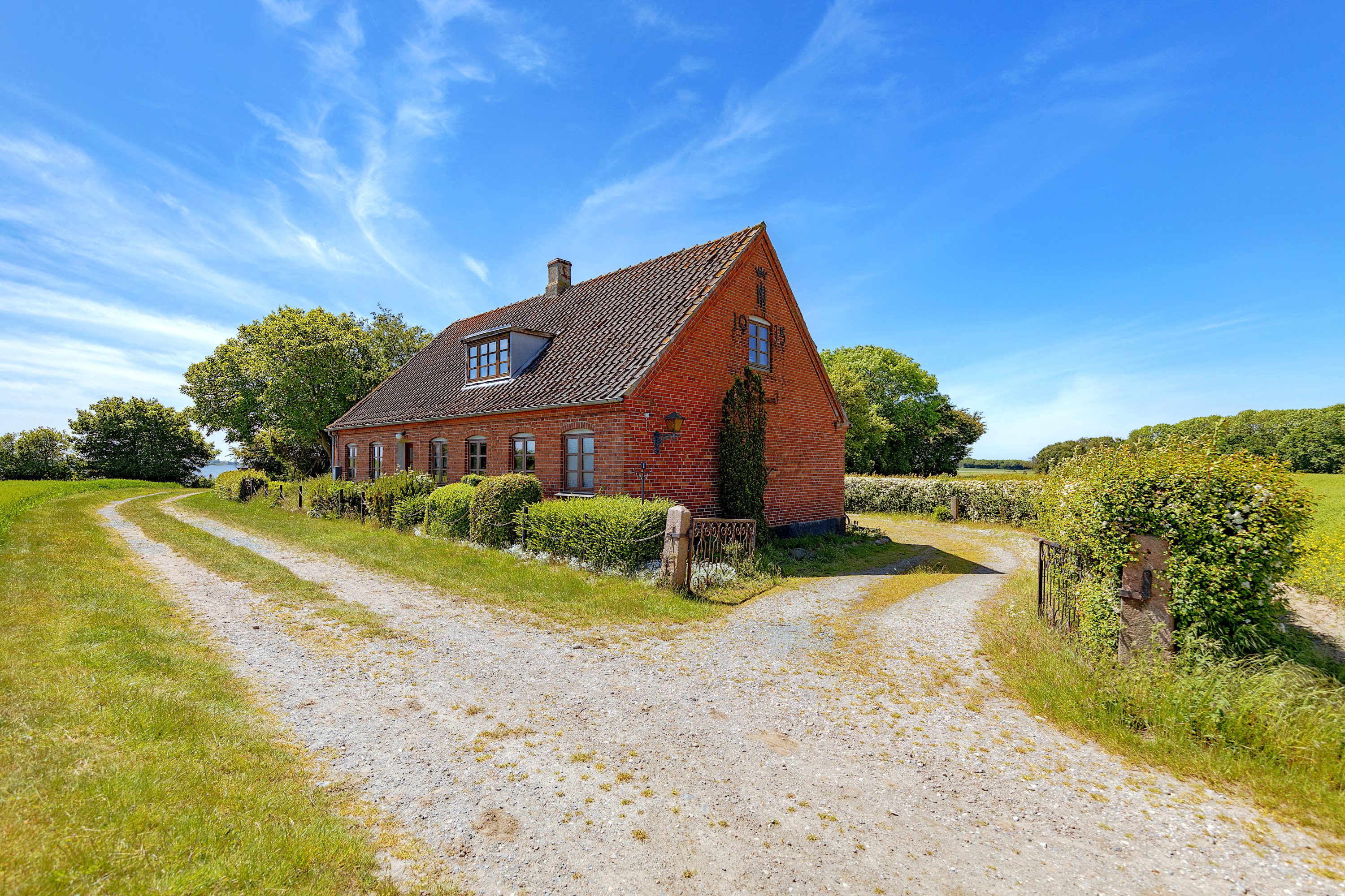 Fremhævet facade bolig billede i fuldskærmstilstand. Billede af Faarevejle Alle 1, Faarevejle, 5900 Rudkøbing