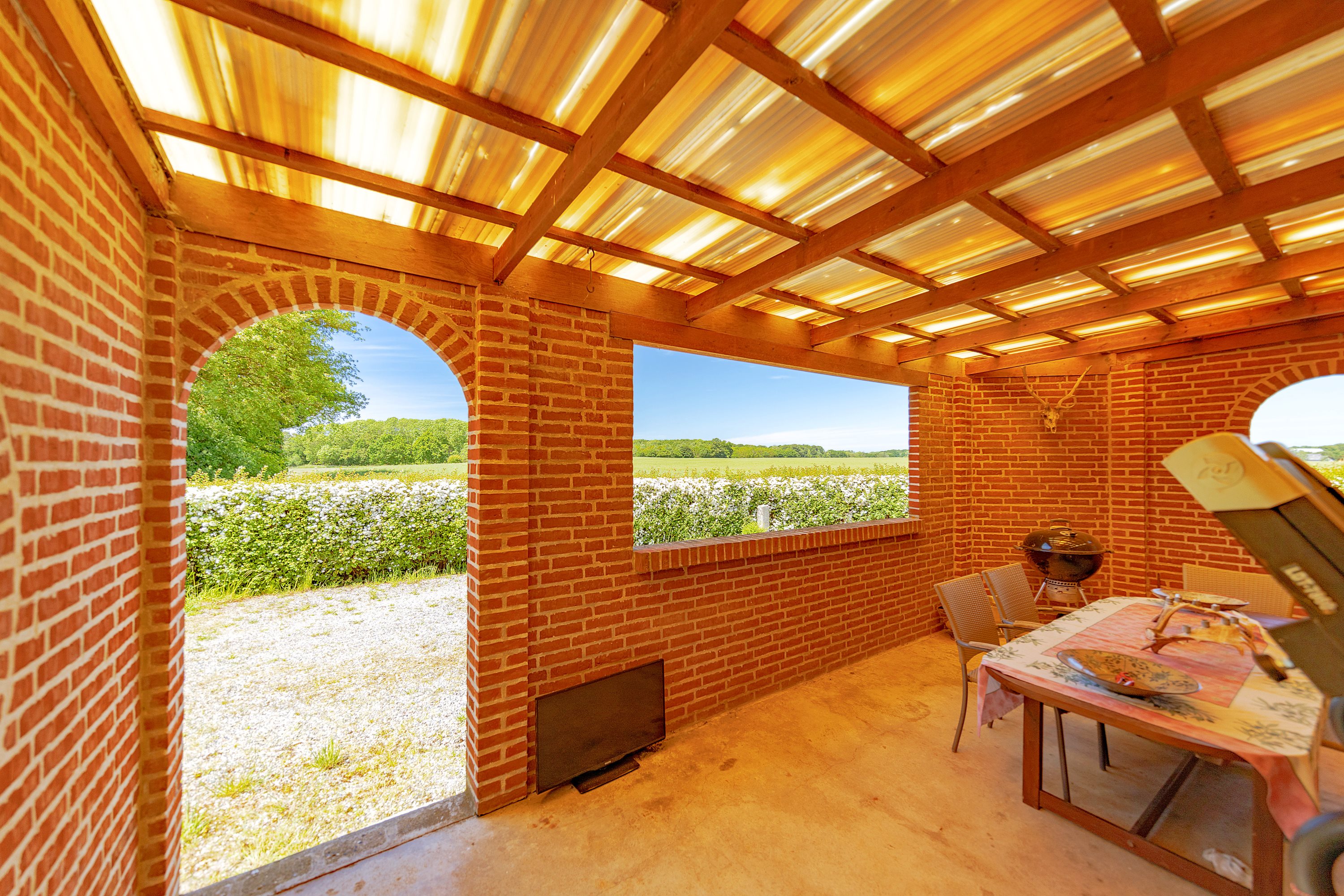 Fremhævet overdækket indgang billede i fuldskærmstilstand. Billede af Faarevejle Alle 1, Faarevejle, 5900 Rudkøbing