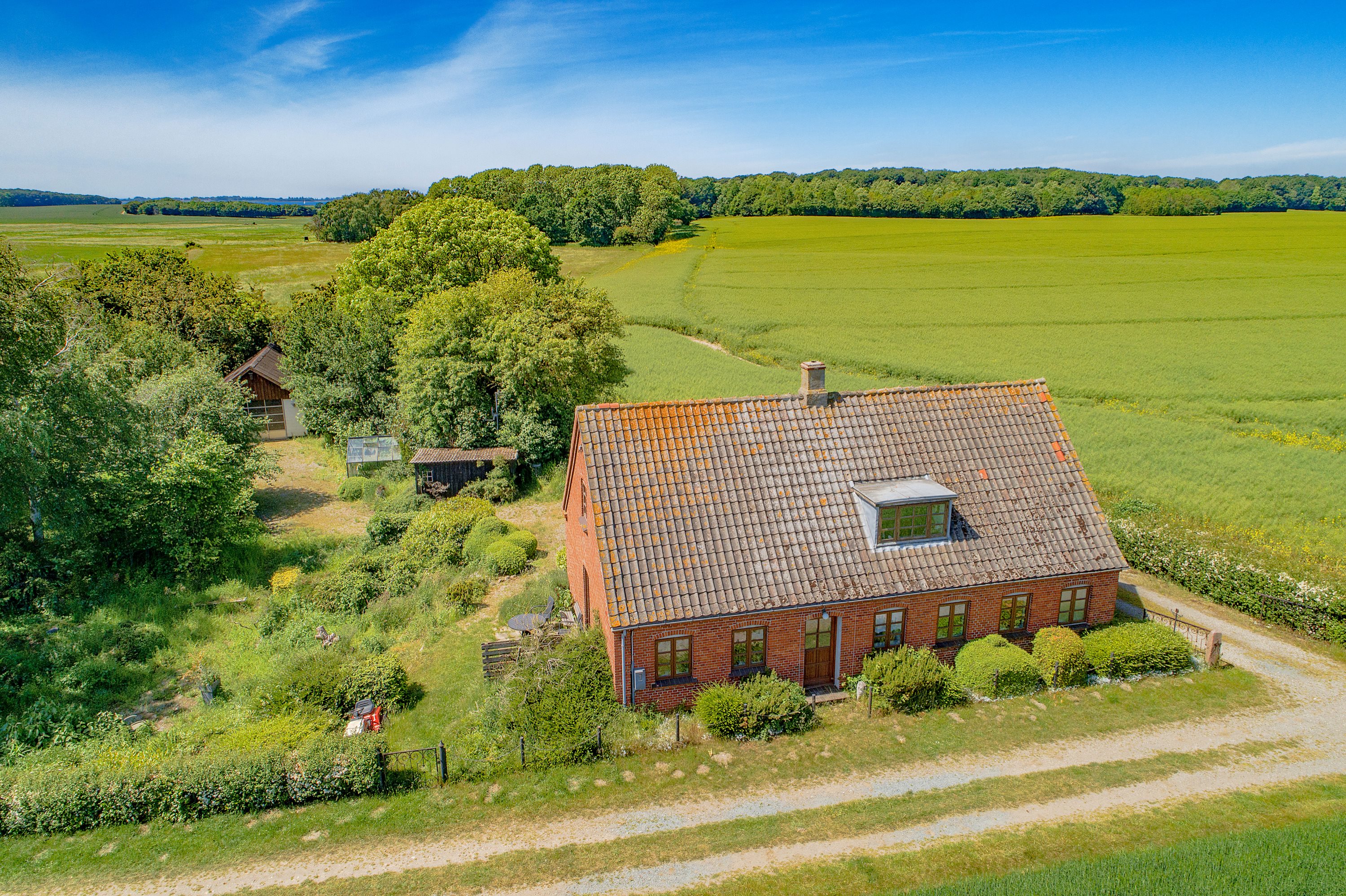 Fremhævet facade bolig billede i fuldskærmstilstand. Billede af Faarevejle Alle 1, Faarevejle, 5900 Rudkøbing