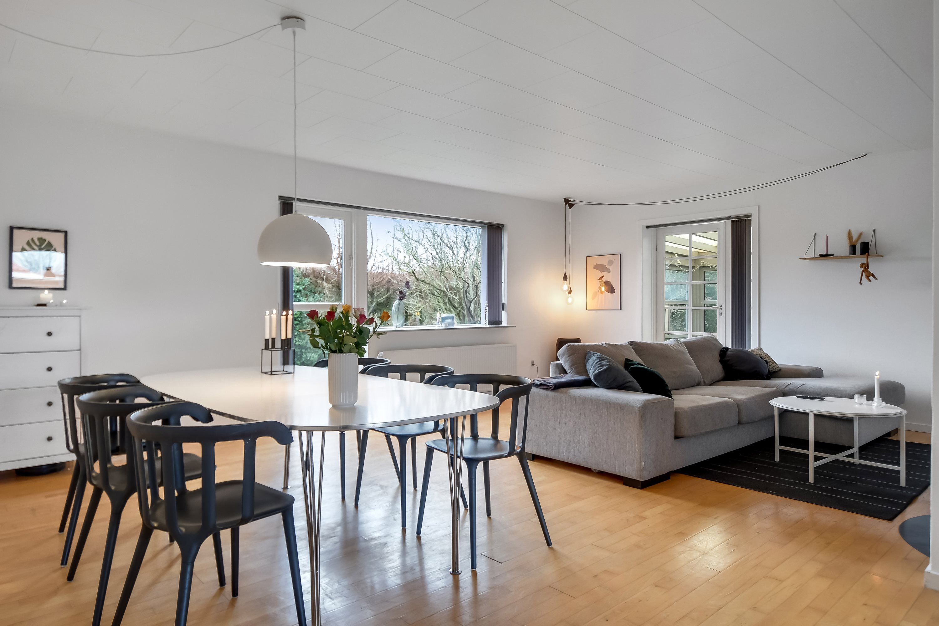 Fremhævet stue billede i fuldskærmstilstand. Billede af Rørsangervej 4, Bremdal, 7600 Struer