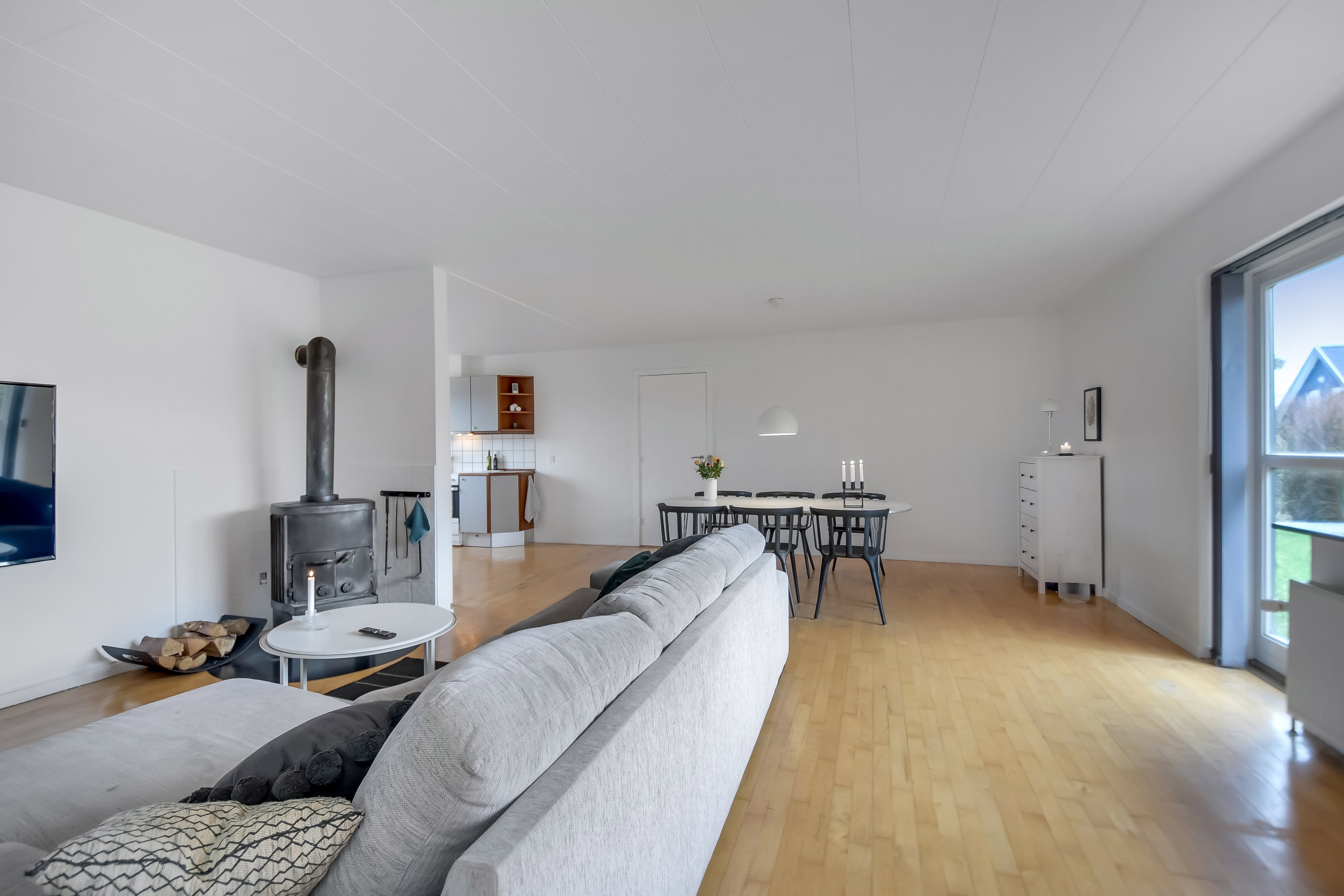 Fremhævet stue billede i fuldskærmstilstand. Billede af Rørsangervej 4, Bremdal, 7600 Struer