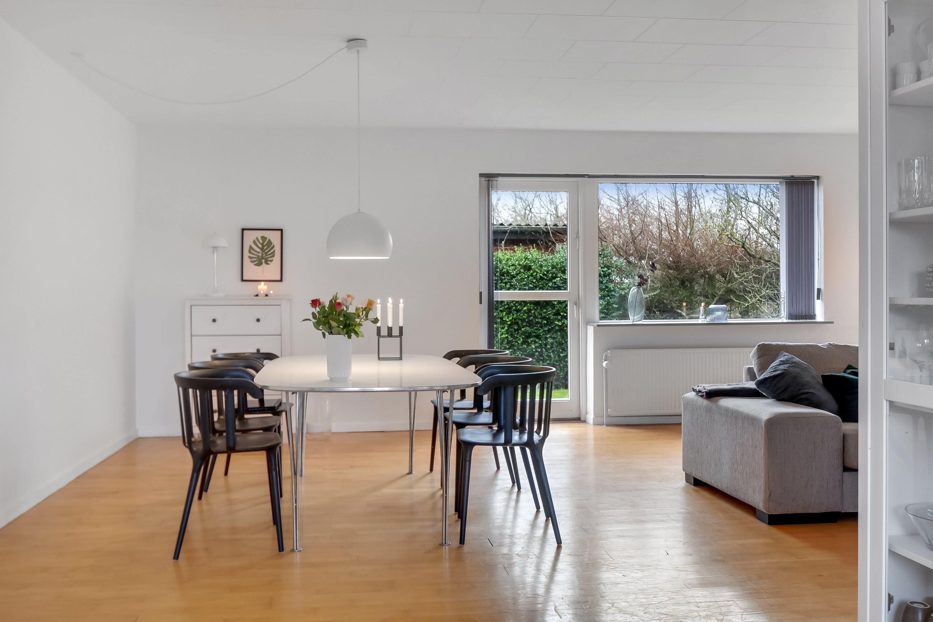 Fremhævet stue billede i fuldskærmstilstand. Billede af Rørsangervej 4, Bremdal, 7600 Struer