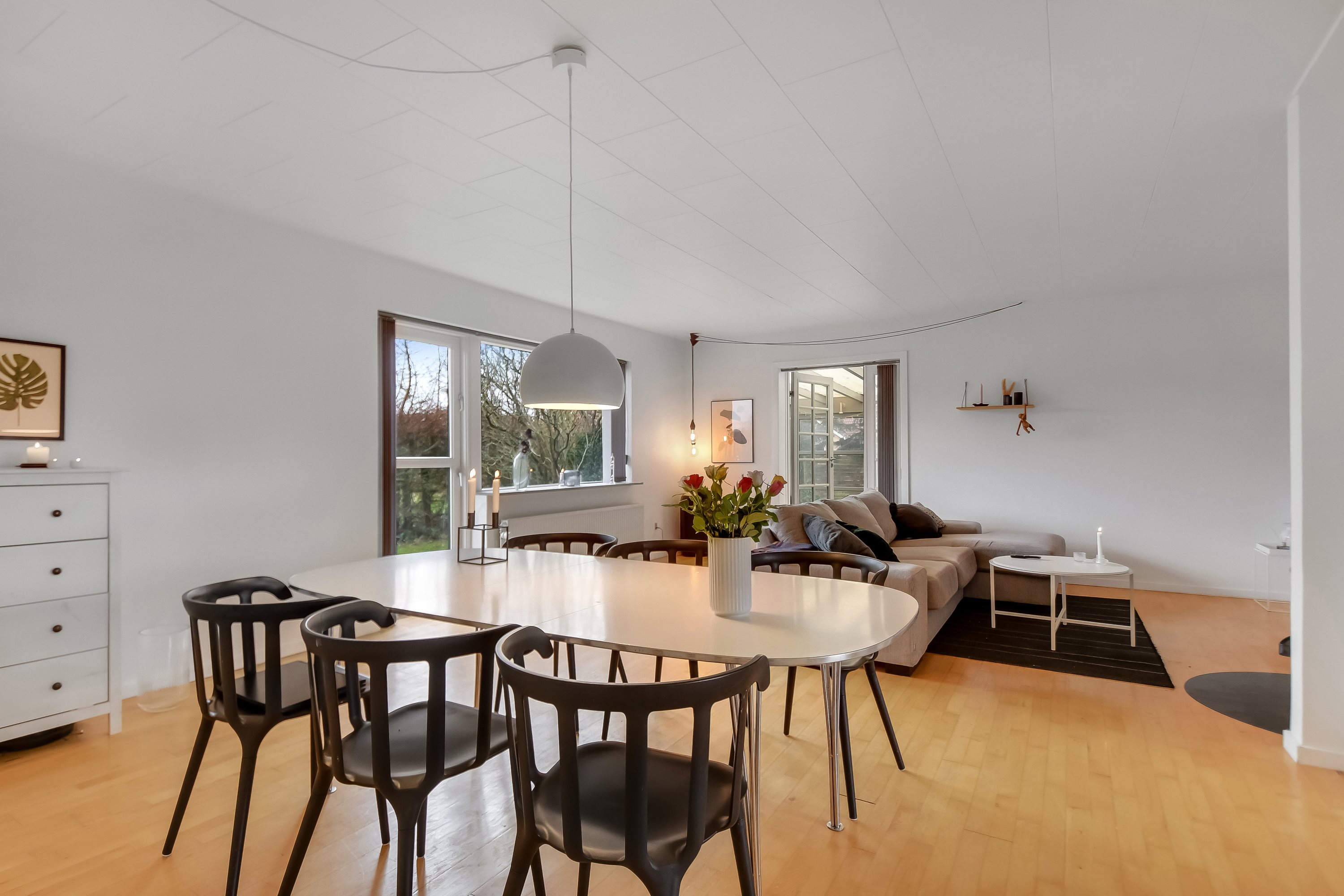 Fremhævet stue billede i fuldskærmstilstand. Billede af Rørsangervej 4, Bremdal, 7600 Struer