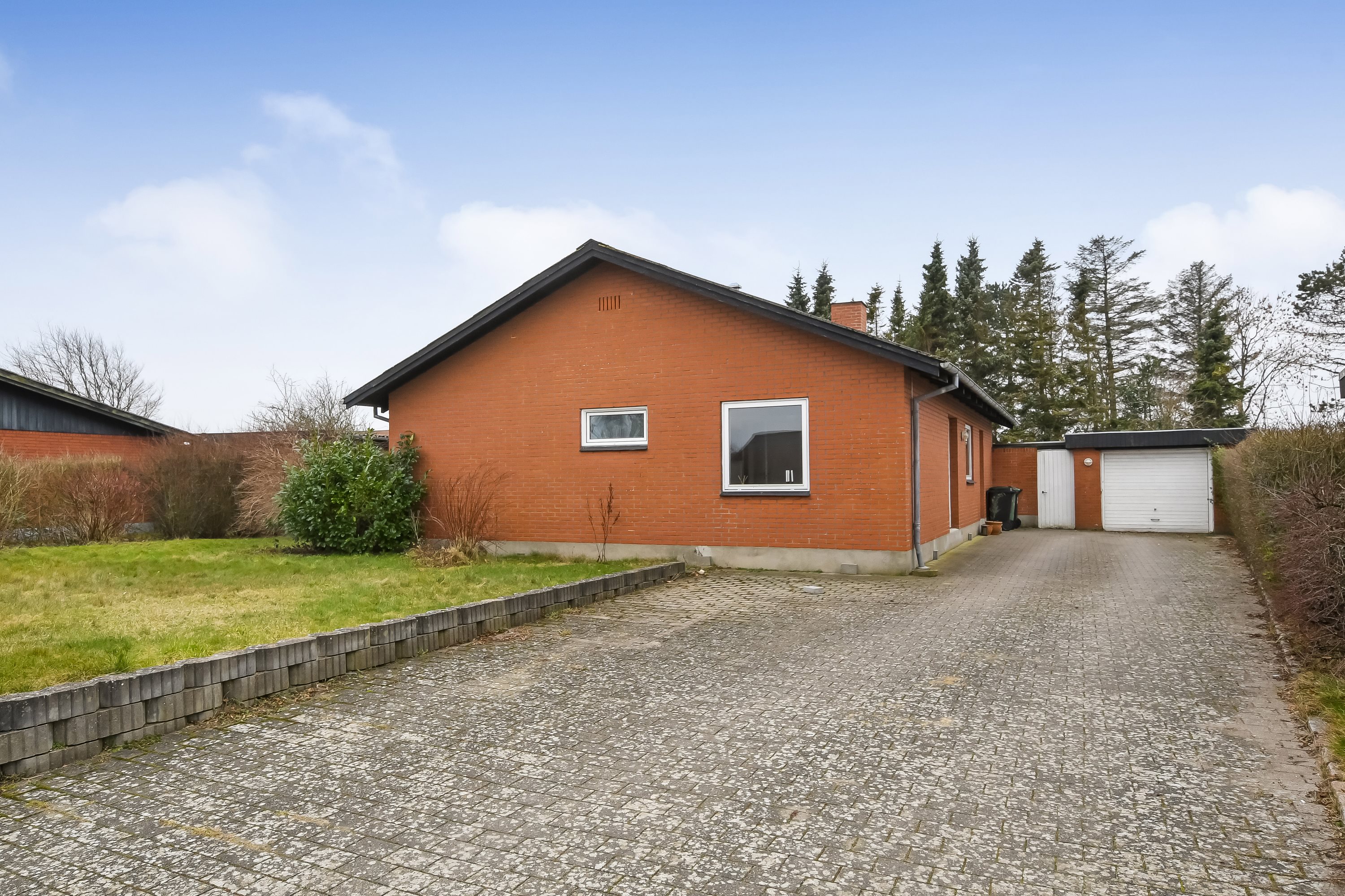 Miniaturebillede 1: indkørsel. Billede af Rørsangervej 4, Bremdal, 7600 Struer