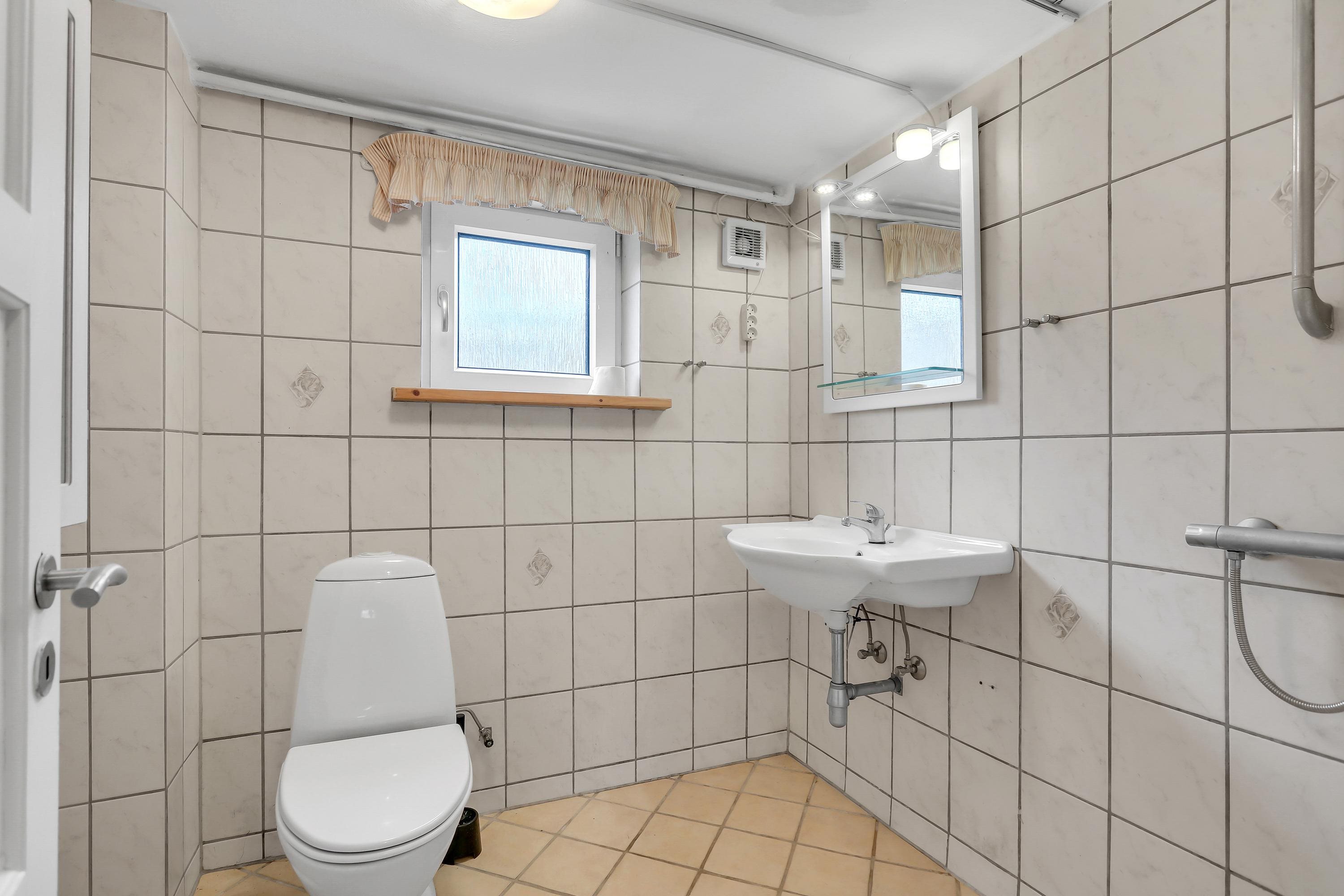 Fremhævet badeværelse billede i fuldskærmstilstand. Billede af Kirkevej 241, Tolne, 9870 Sindal