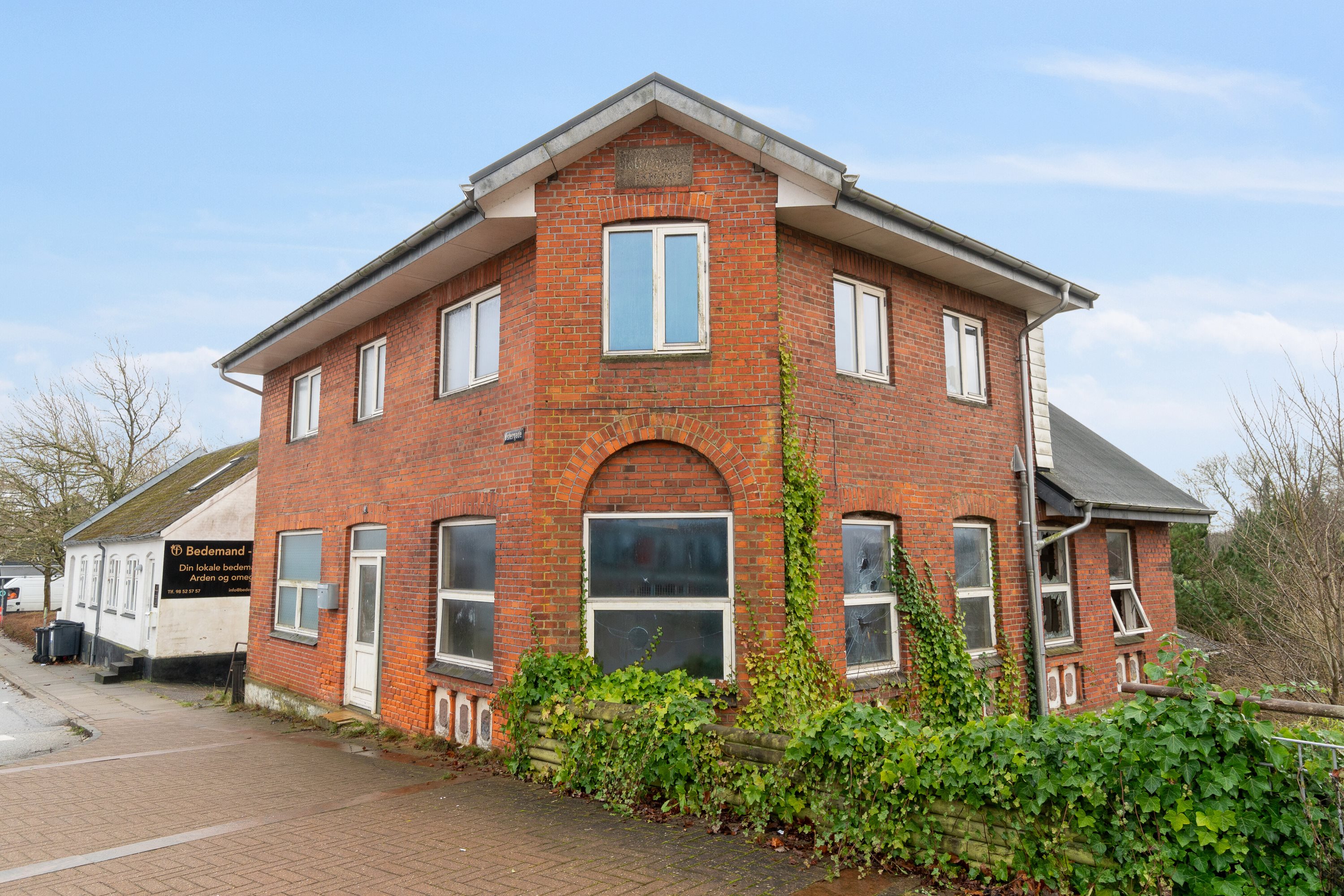 Miniaturebillede 1: set fra vejen. Billede af Østergade 2, 9510 Arden