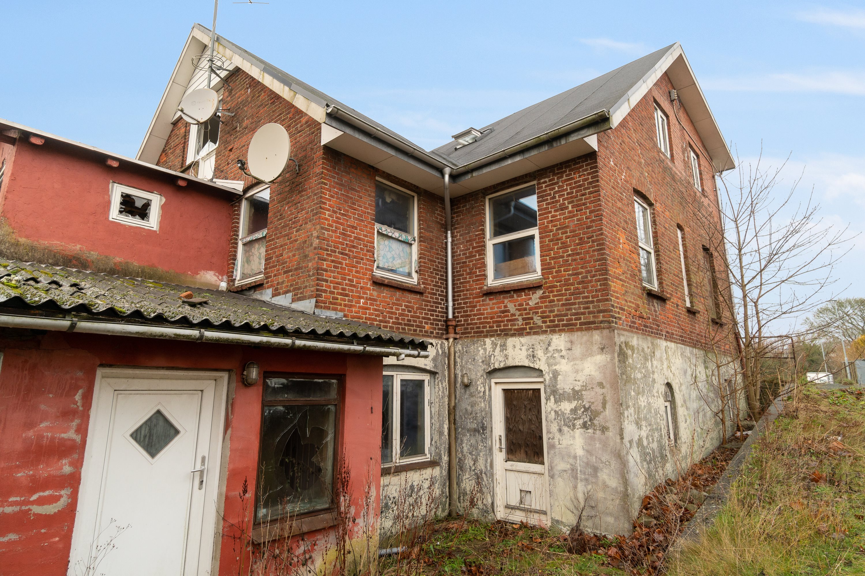 Fremhævet udendørs billede i fuldskærmstilstand. Billede af Østergade 2, 9510 Arden