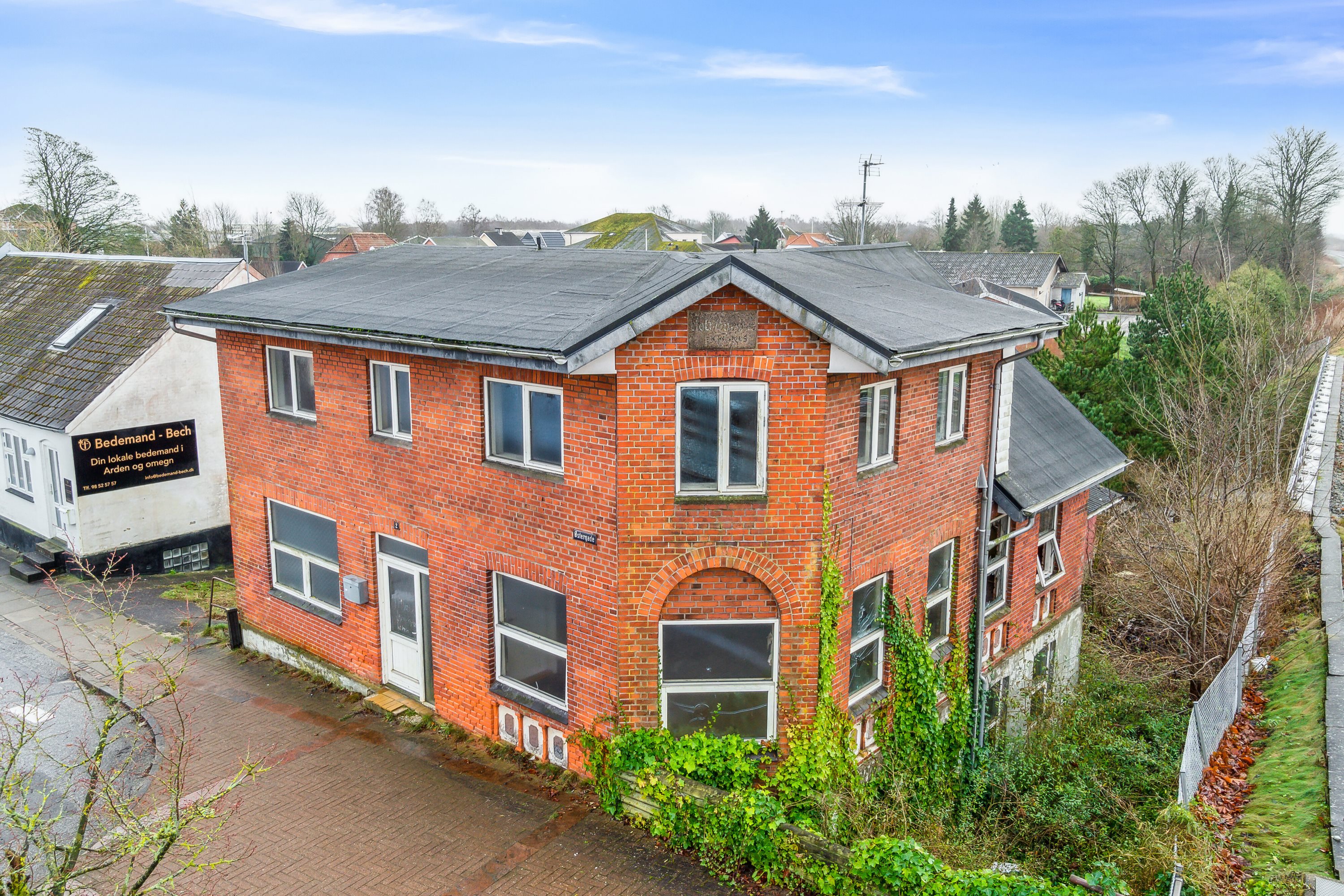 Fremhævet set fra vejen billede i fuldskærmstilstand. Billede af Østergade 2, 9510 Arden