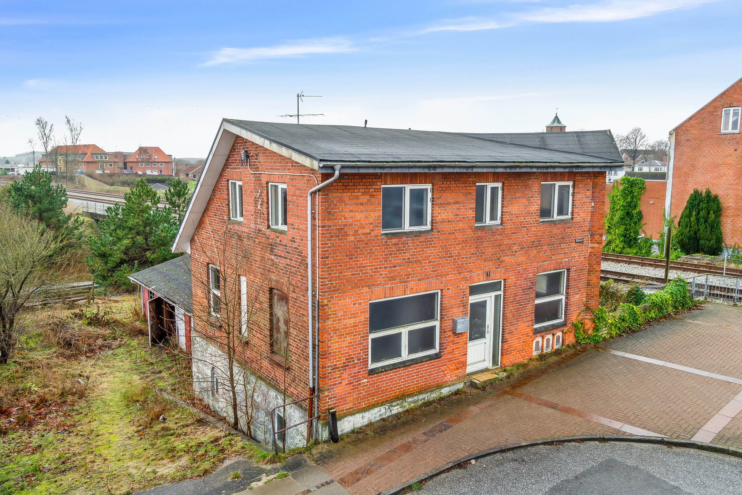 Fremhævet set fra vejen billede i fuldskærmstilstand. Billede af Østergade 2, 9510 Arden