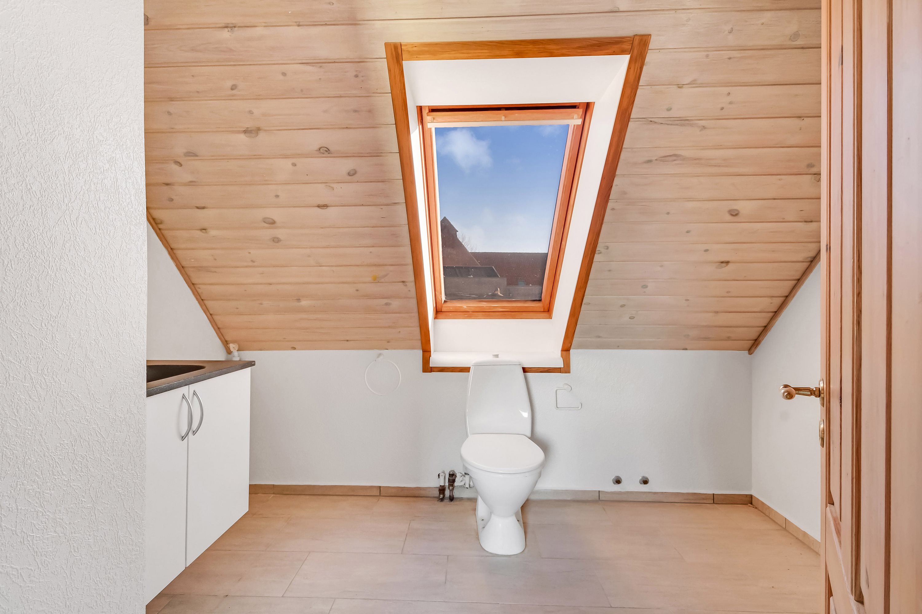 Fremhævet toilet billede i fuldskærmstilstand. Billede af Holmegade 10, 6990 Ulfborg