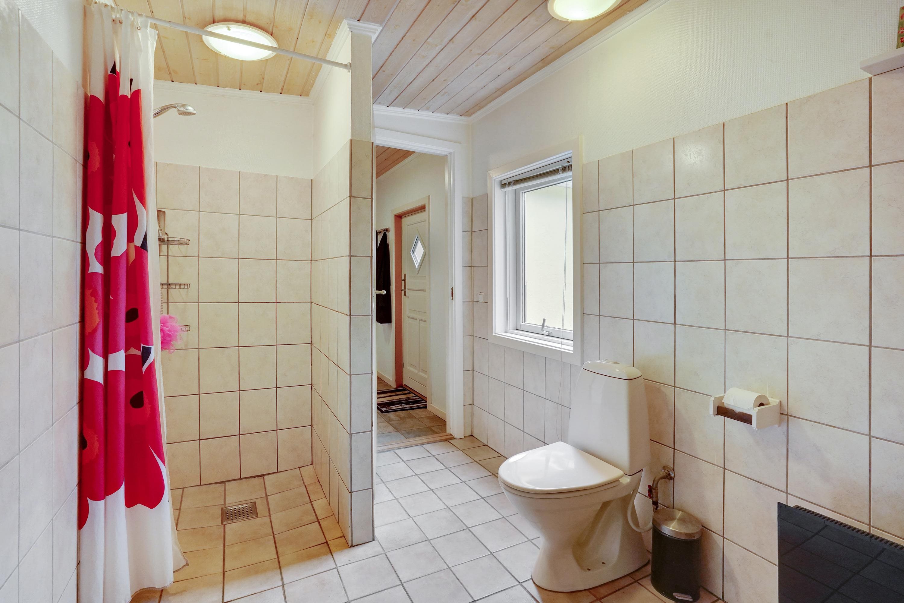 Fremhævet badeværelse billede i fuldskærmstilstand. Billede af Næskærbrovej 5, Gølstrup, 9480 Løkken