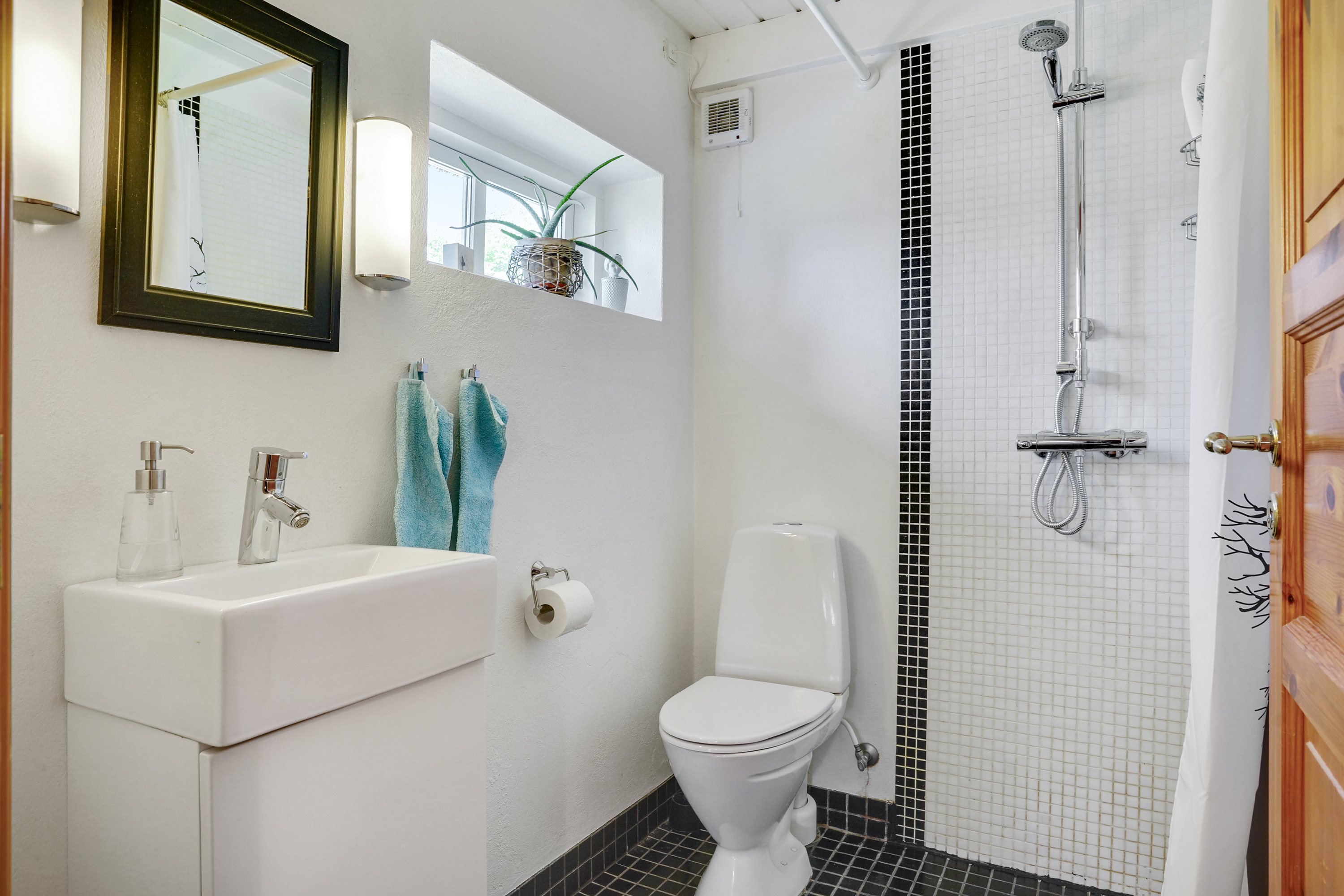 Fremhævet badeværelse billede i fuldskærmstilstand. Billede af Amtsvejen 97, Mellerup, 8930 Randers NØ