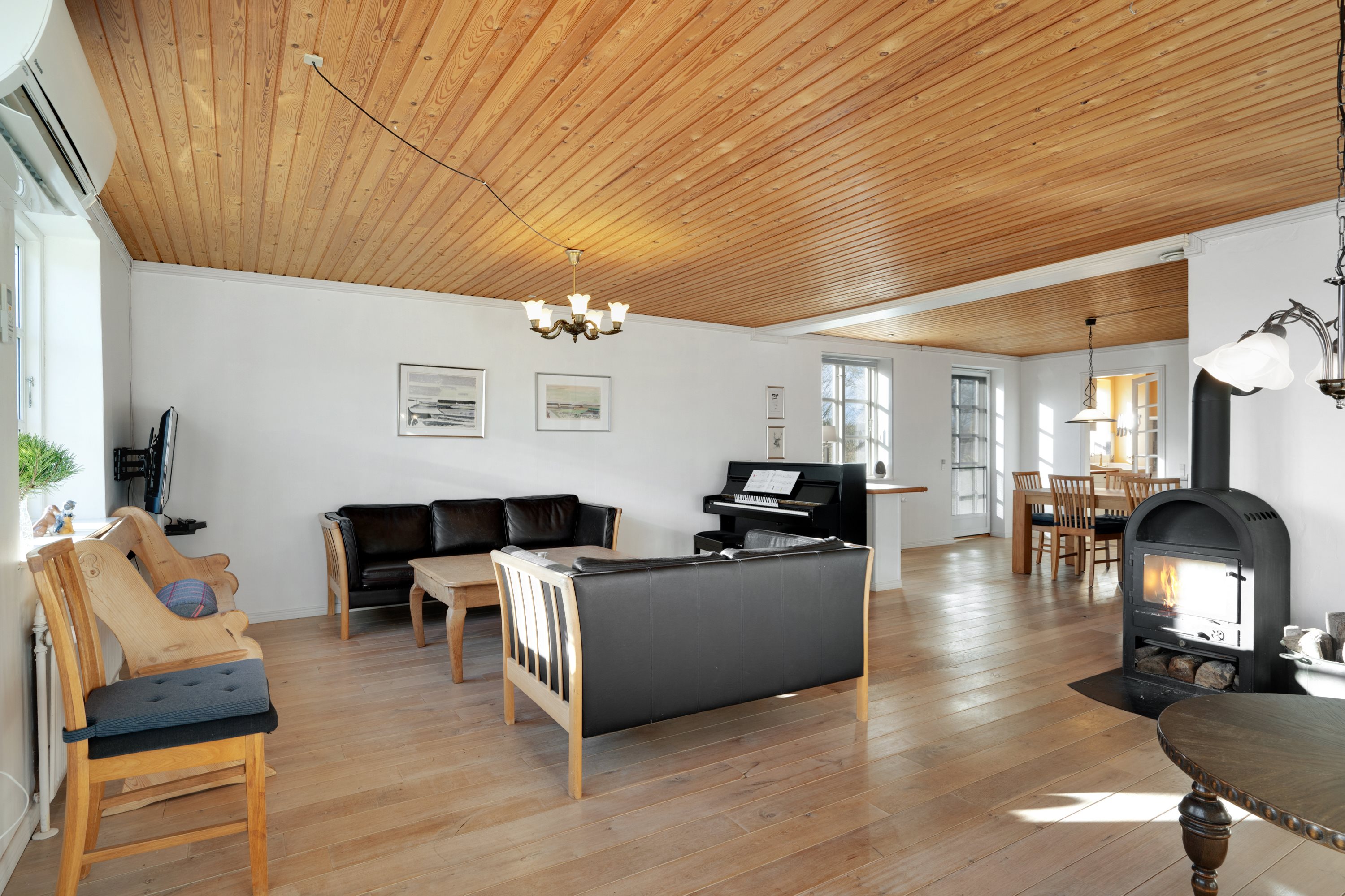 Fremhævet stue billede i fuldskærmstilstand. Billede af Rougsøvej 237, Udbyhøj, 8950 Ørsted