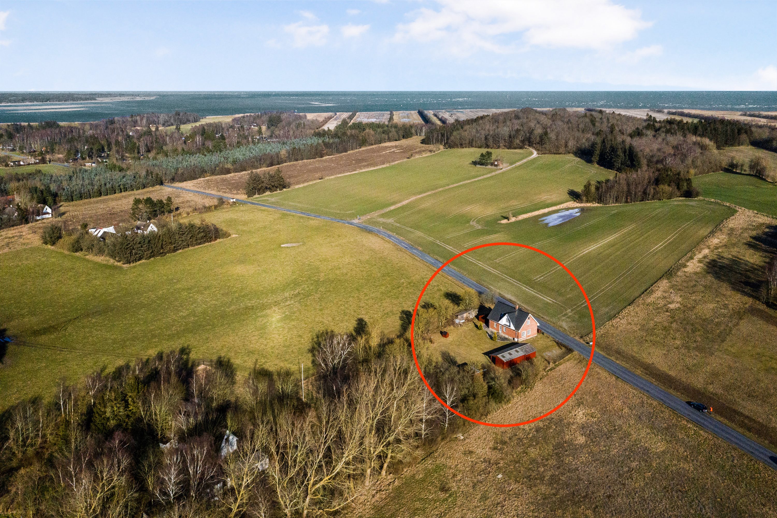 Fremhævet luftfoto billede i fuldskærmstilstand. Billede af Rougsøvej 237, Udbyhøj, 8950 Ørsted