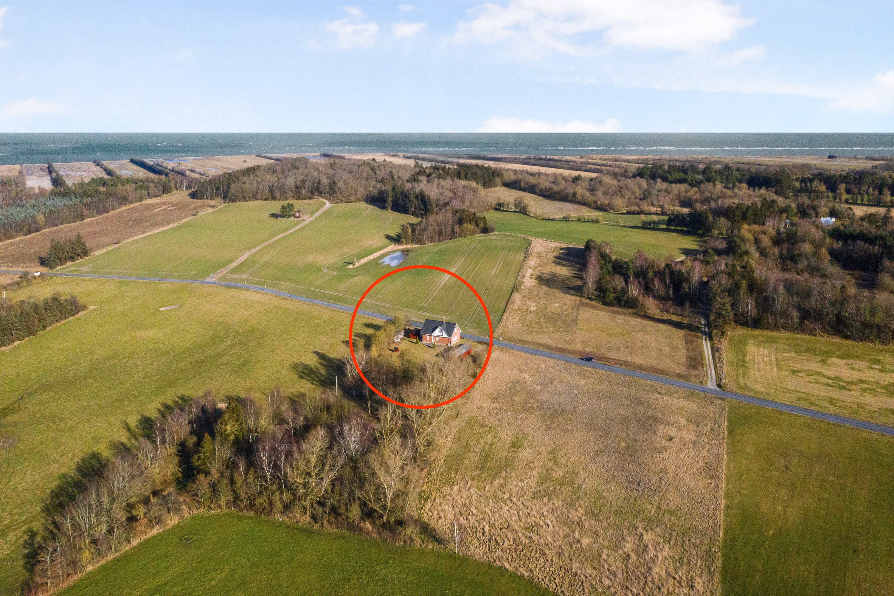 Fremhævet luftfoto billede i fuldskærmstilstand. Billede af Rougsøvej 237, Udbyhøj, 8950 Ørsted