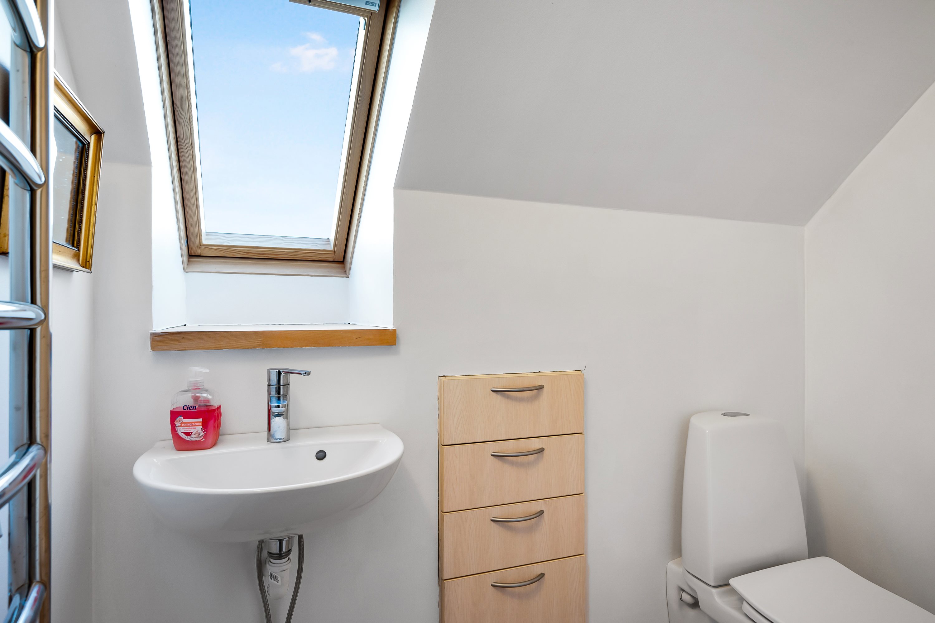 Fremhævet toilet billede i fuldskærmstilstand. Billede af Rougsøvej 237, Udbyhøj, 8950 Ørsted