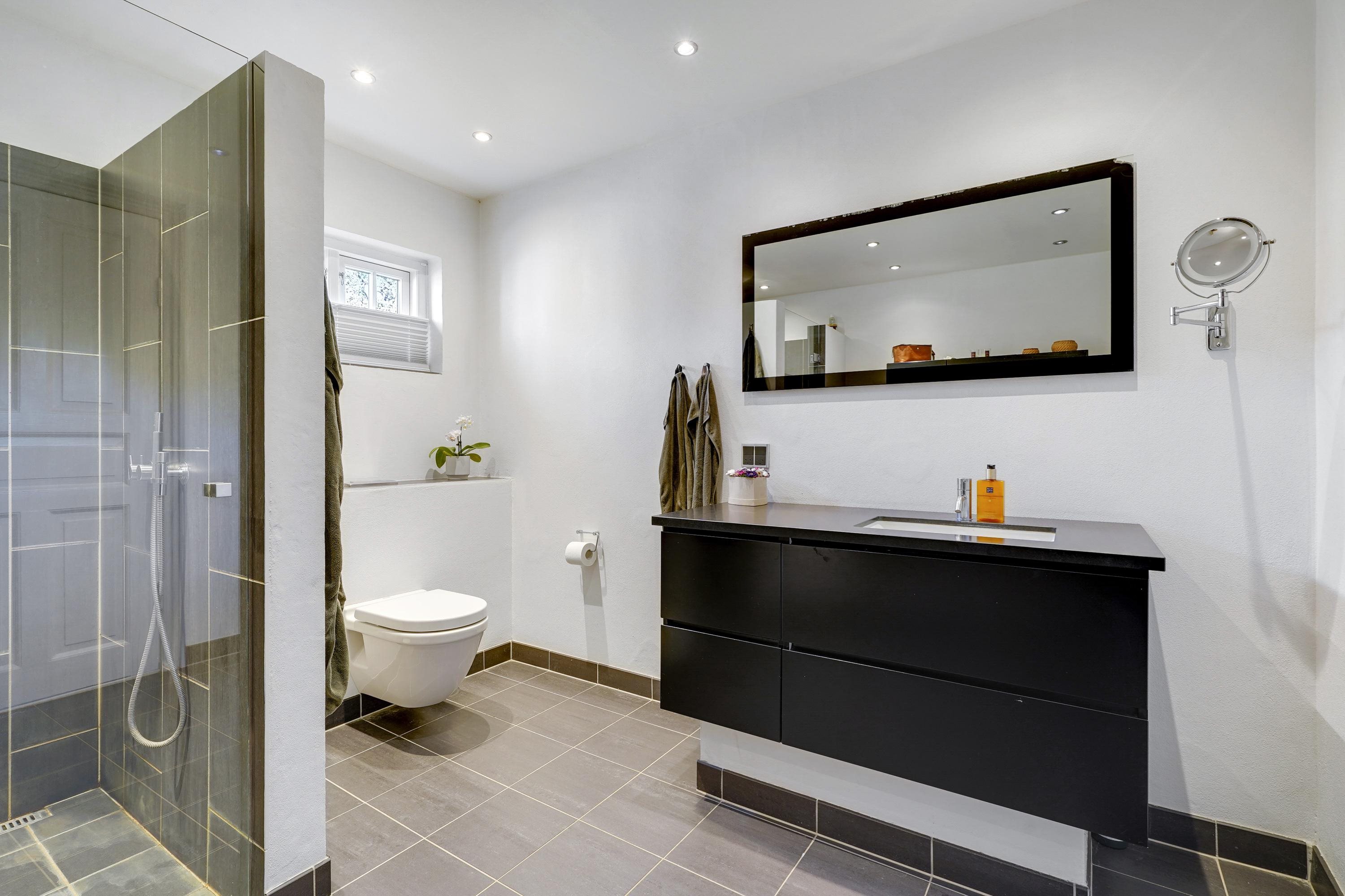 Fremhævet badeværelse billede i fuldskærmstilstand. Billede af Karpedam 7, 6200 Aabenraa