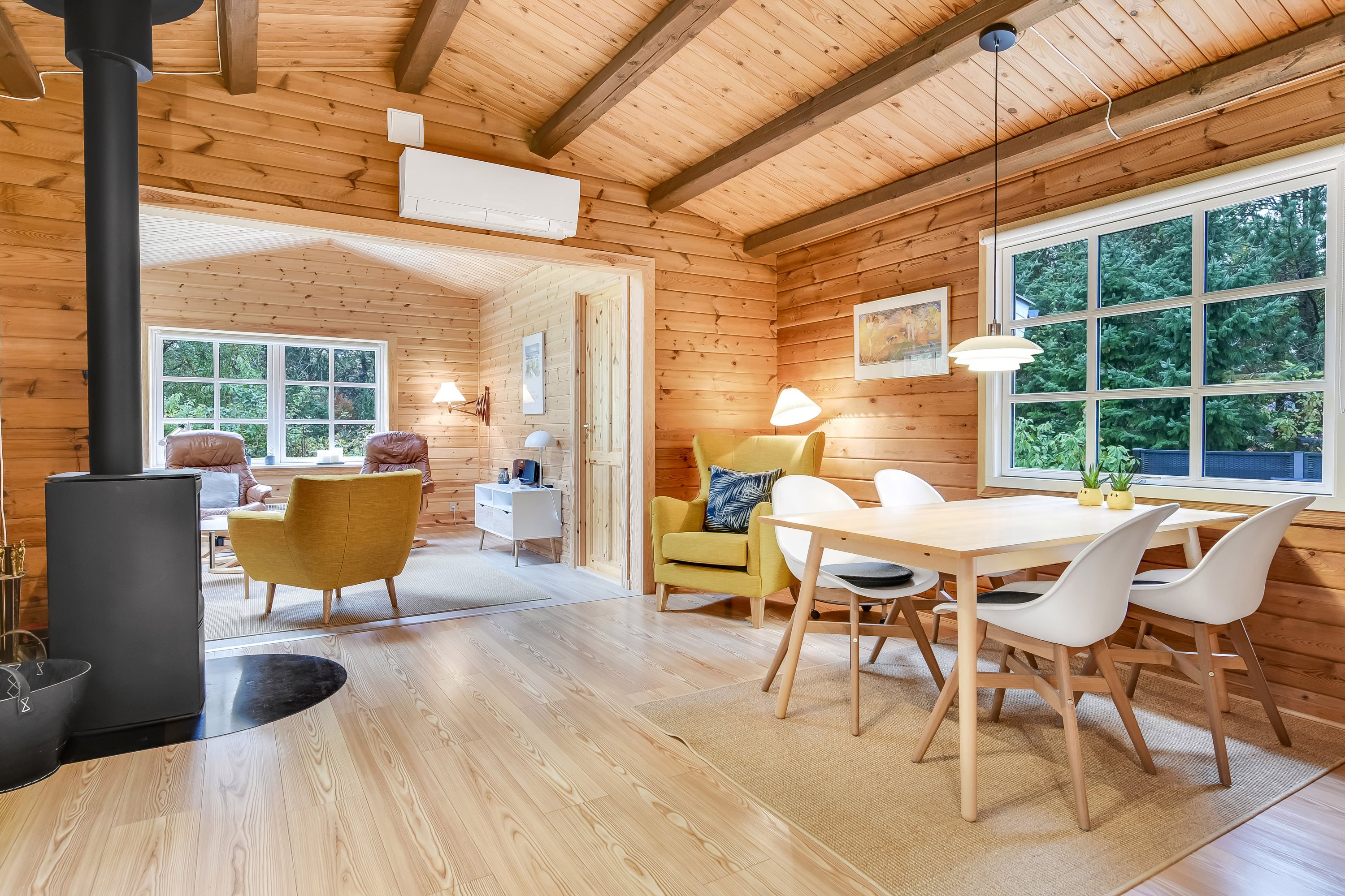 Fremhævet stue billede i fuldskærmstilstand. Billede af Bøgealle 12, Lodbj Hede, 6950 Ringkøbing