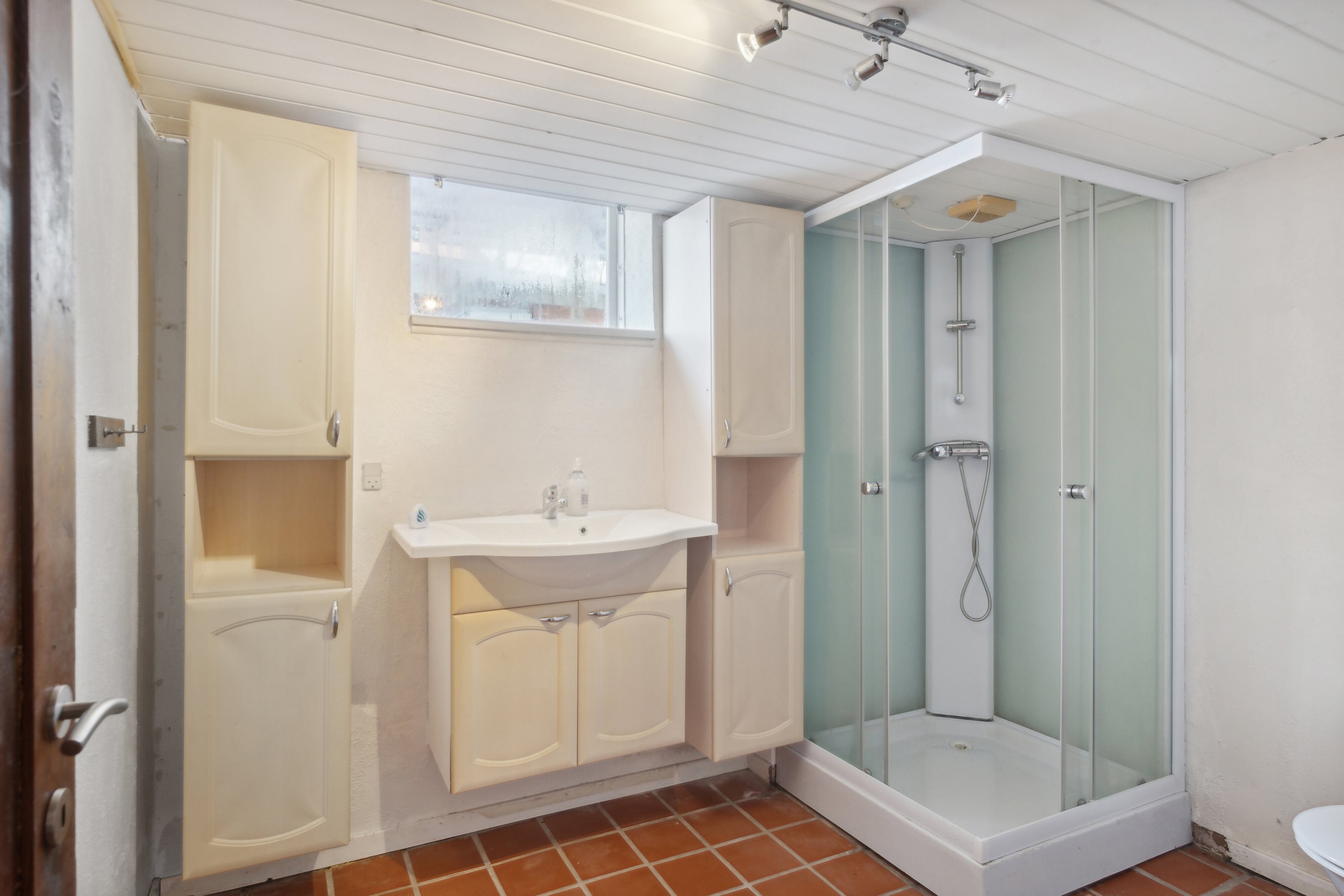 Fremhævet badeværelse billede i fuldskærmstilstand. Billede af Nørrevangsvej 12, Demstrup, 8620 Kjellerup