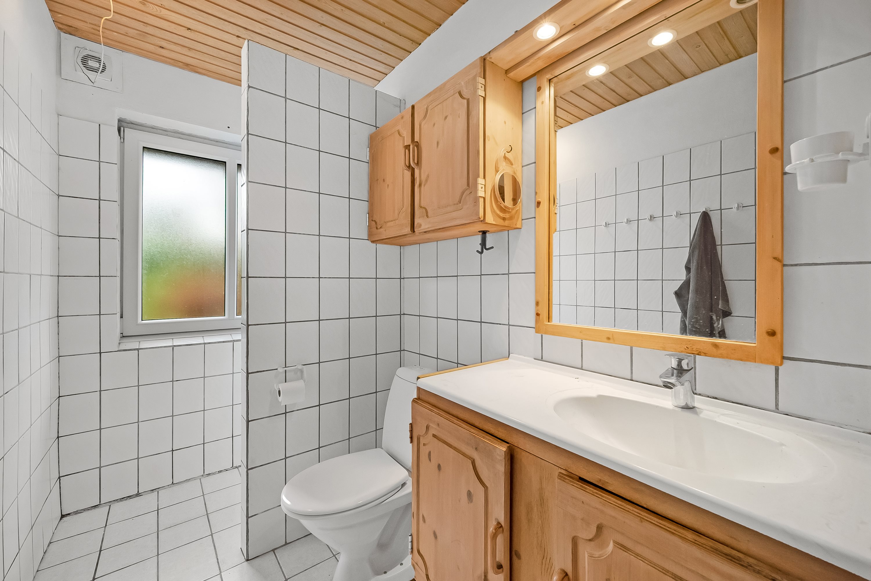 Fremhævet badeværelse billede i fuldskærmstilstand. Billede af Toftevej 1, Bølling, 6900 Skjern