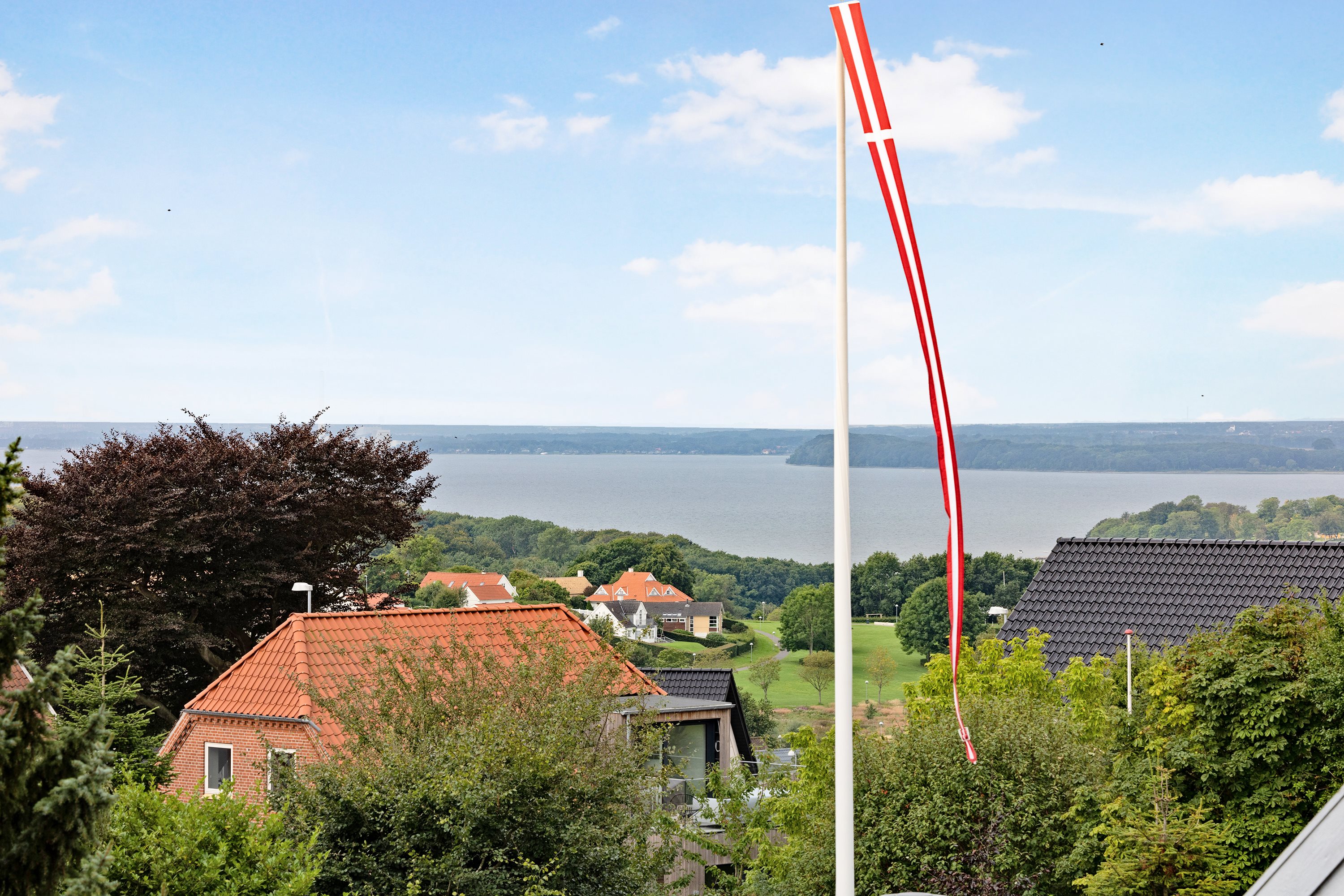 Fremhævet andet billede i fuldskærmstilstand. Billede af L. Jørgensens Alle 15, 8410 Rønde