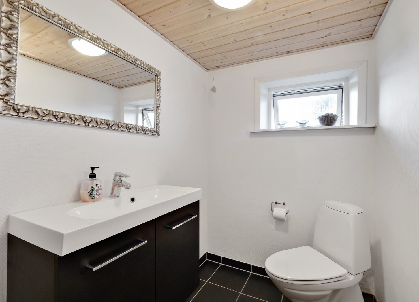 Fremhævet badeværelse billede i fuldskærmstilstand. Billede af Tolsbro 13, Flade, 7900 Nykøbing M