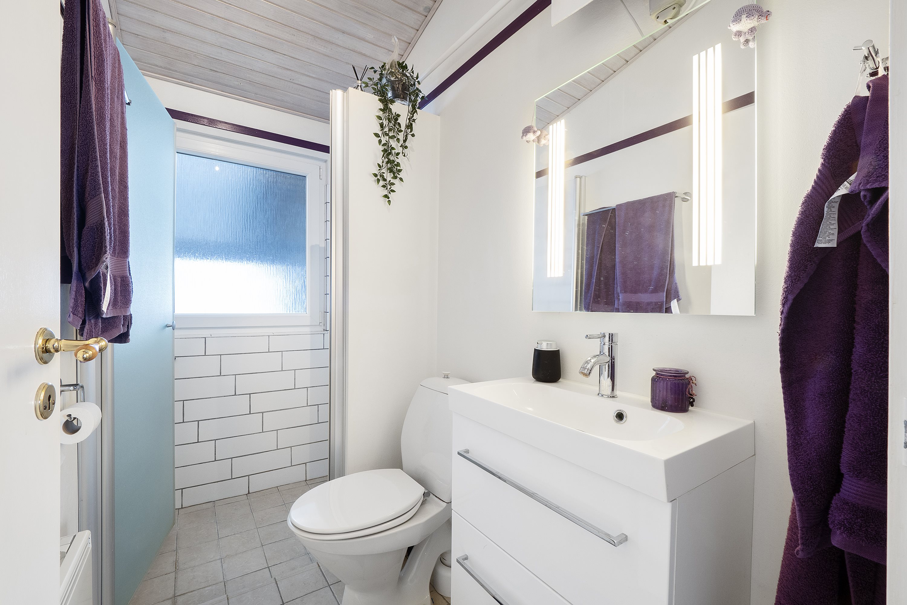 Fremhævet badeværelse billede i fuldskærmstilstand. Billede af Stranddalen 95, Eskov, 7870 Roslev