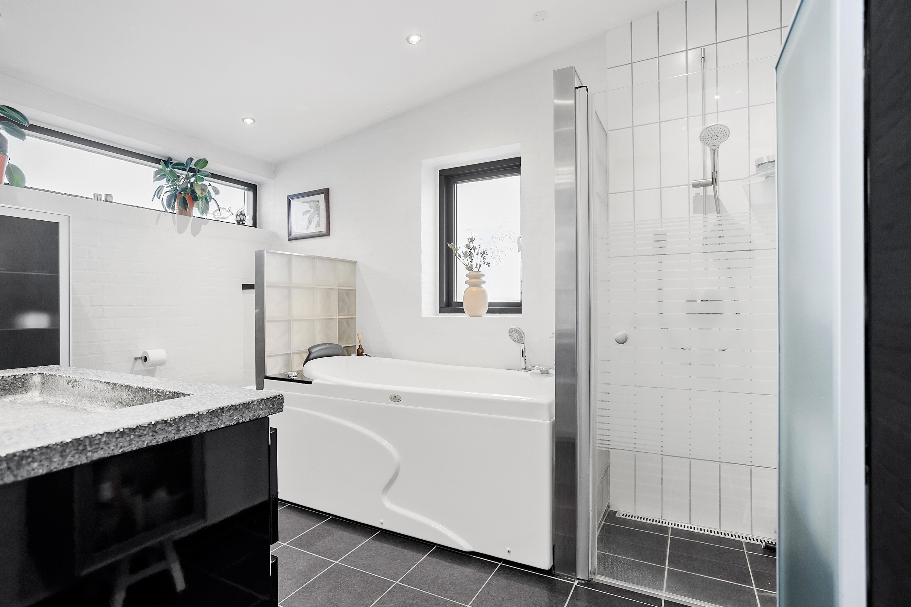 Fremhævet badeværelse billede i fuldskærmstilstand. Billede af Erlevvej 92, 6100 Haderslev