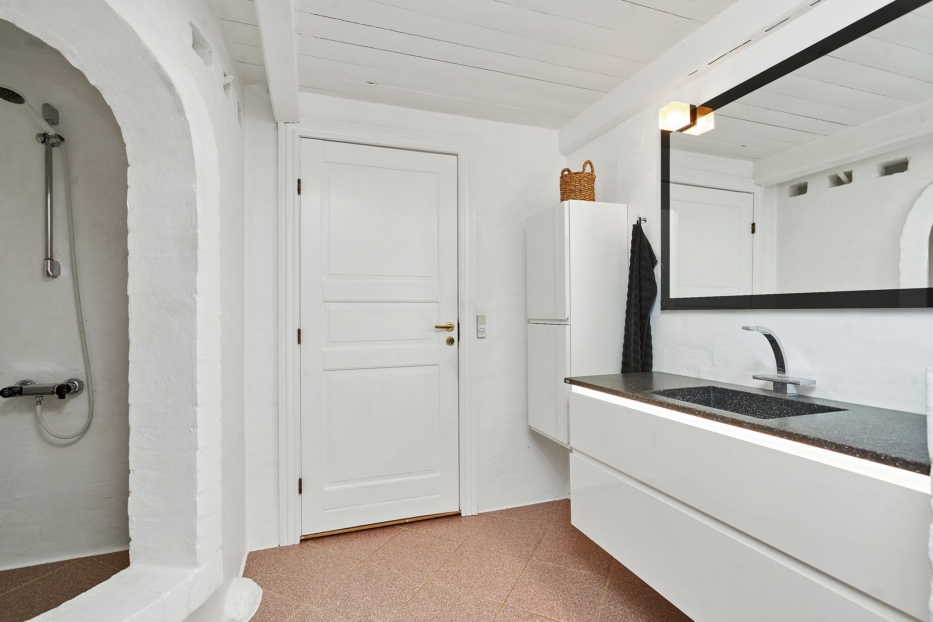 Fremhævet badeværelse billede i fuldskærmstilstand. Billede af Brund Strandvej 19, Brund, 7130 Juelsminde