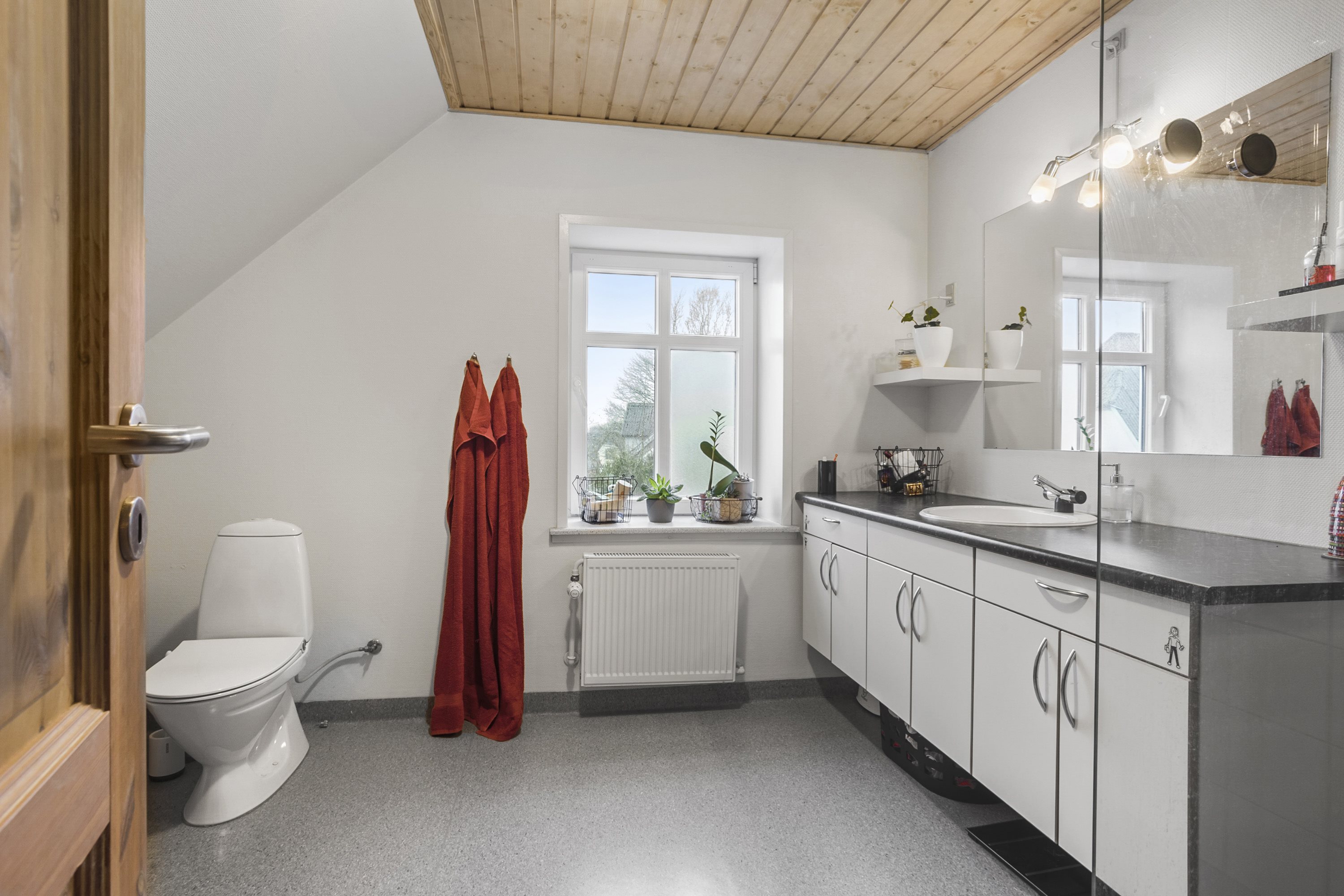 Fremhævet toilet billede i fuldskærmstilstand. Billede af Andstvej 3, 6621 Gesten