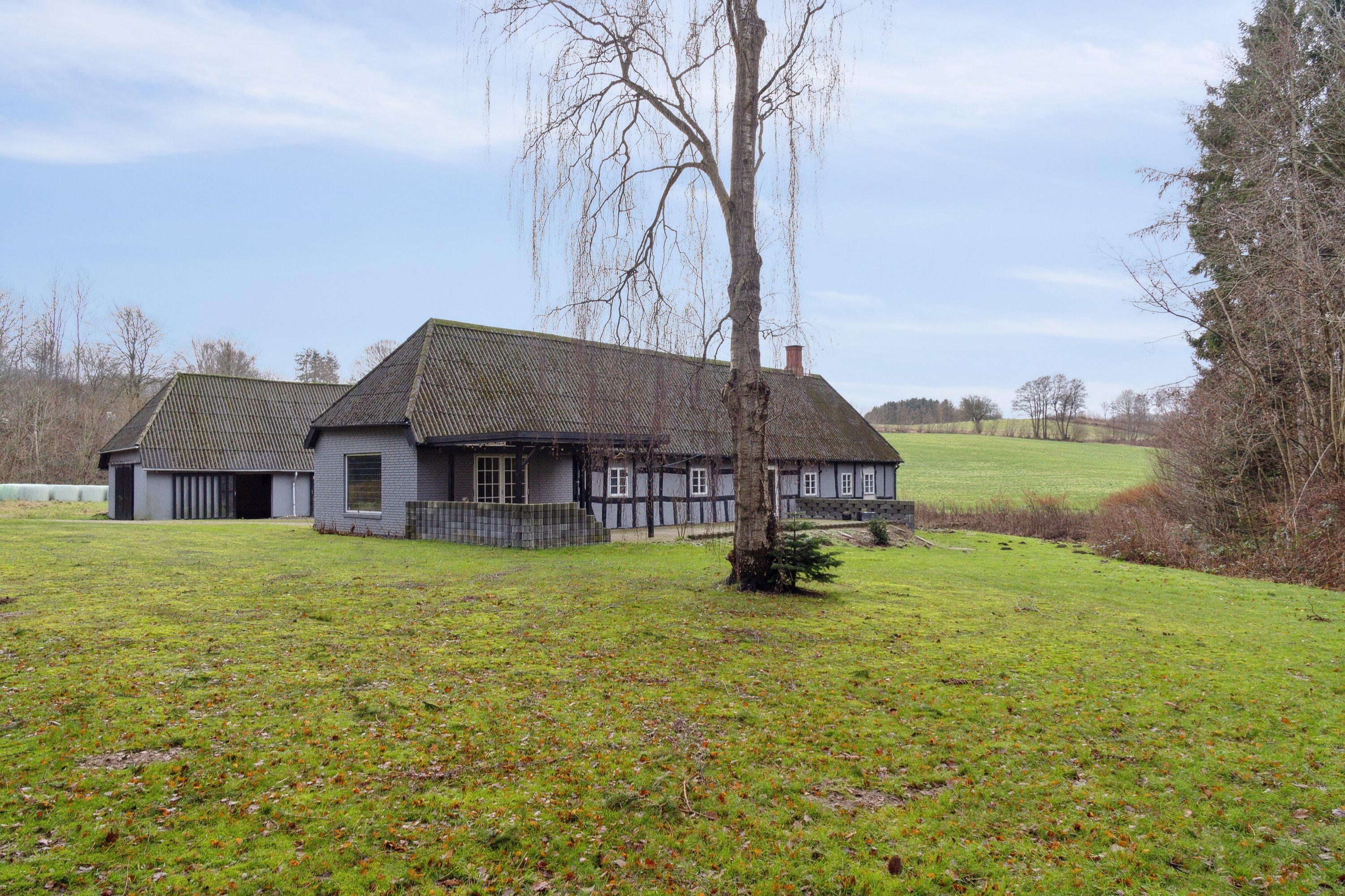 Fremhævet set fra haven billede i fuldskærmstilstand. Billede af Tommerupvej 149, L Hesbjerg, 5491 Blommenslyst