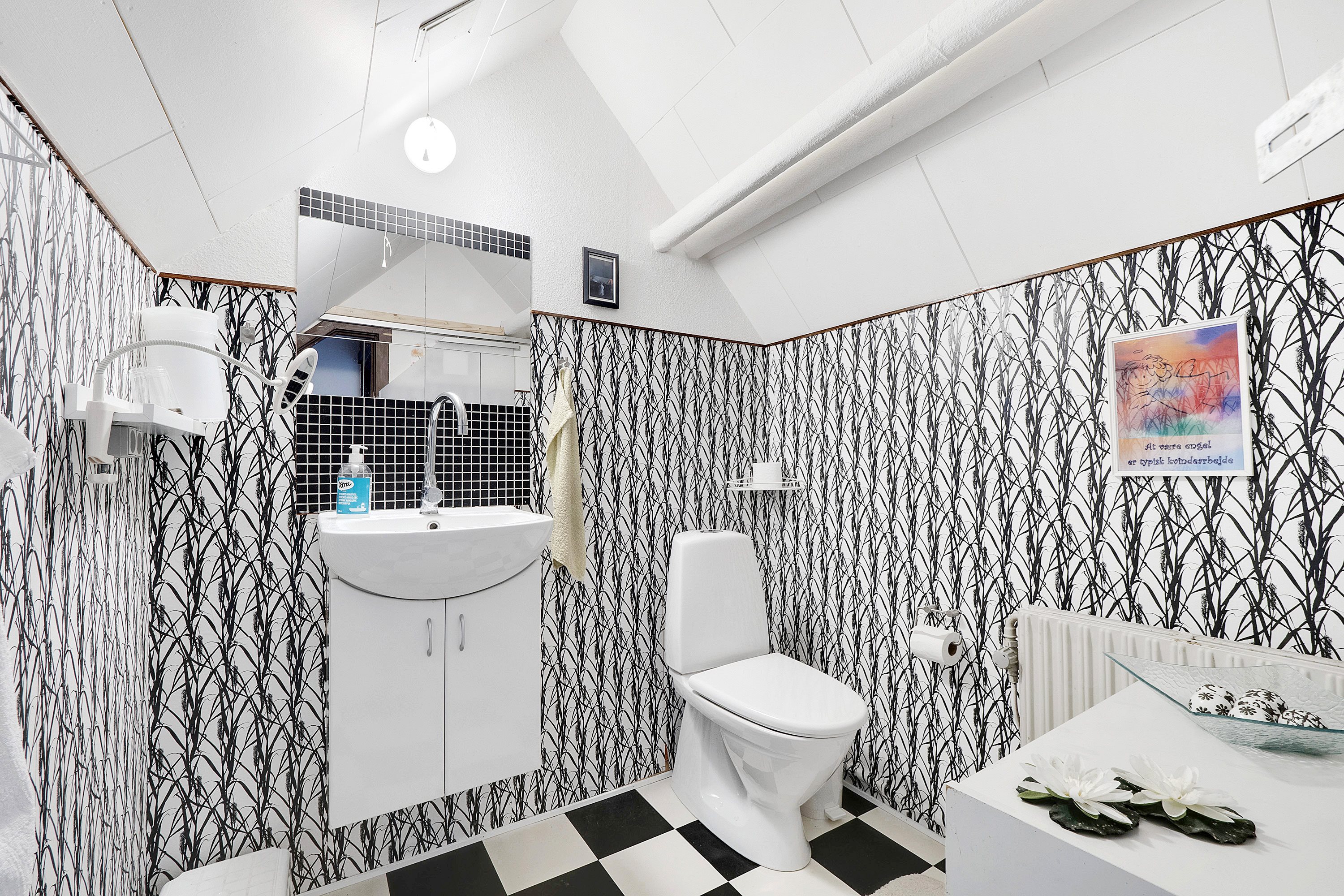 Fremhævet toilet billede i fuldskærmstilstand. Billede af Søndervej 9, Øster Jølby, 7950 Erslev