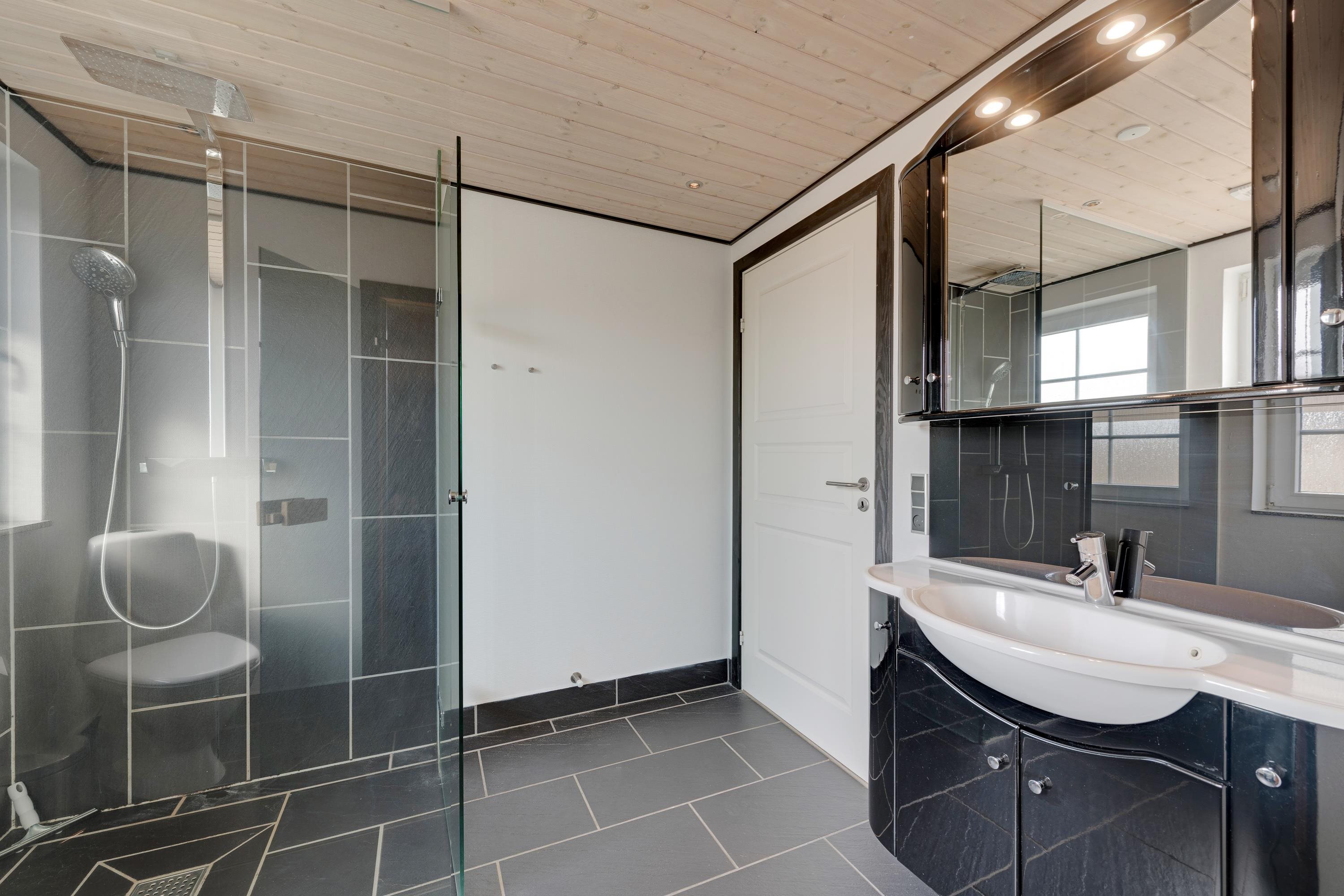 Fremhævet badeværelse billede i fuldskærmstilstand. Billede af Nordsøvej 293, Søndervig, 6950 Ringkøbing