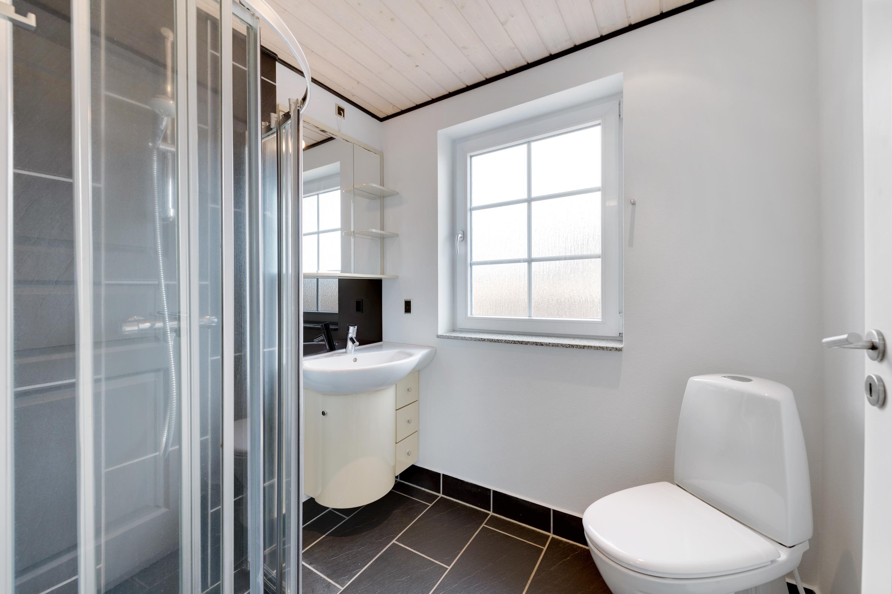 Fremhævet badeværelse billede i fuldskærmstilstand. Billede af Nordsøvej 293, Søndervig, 6950 Ringkøbing