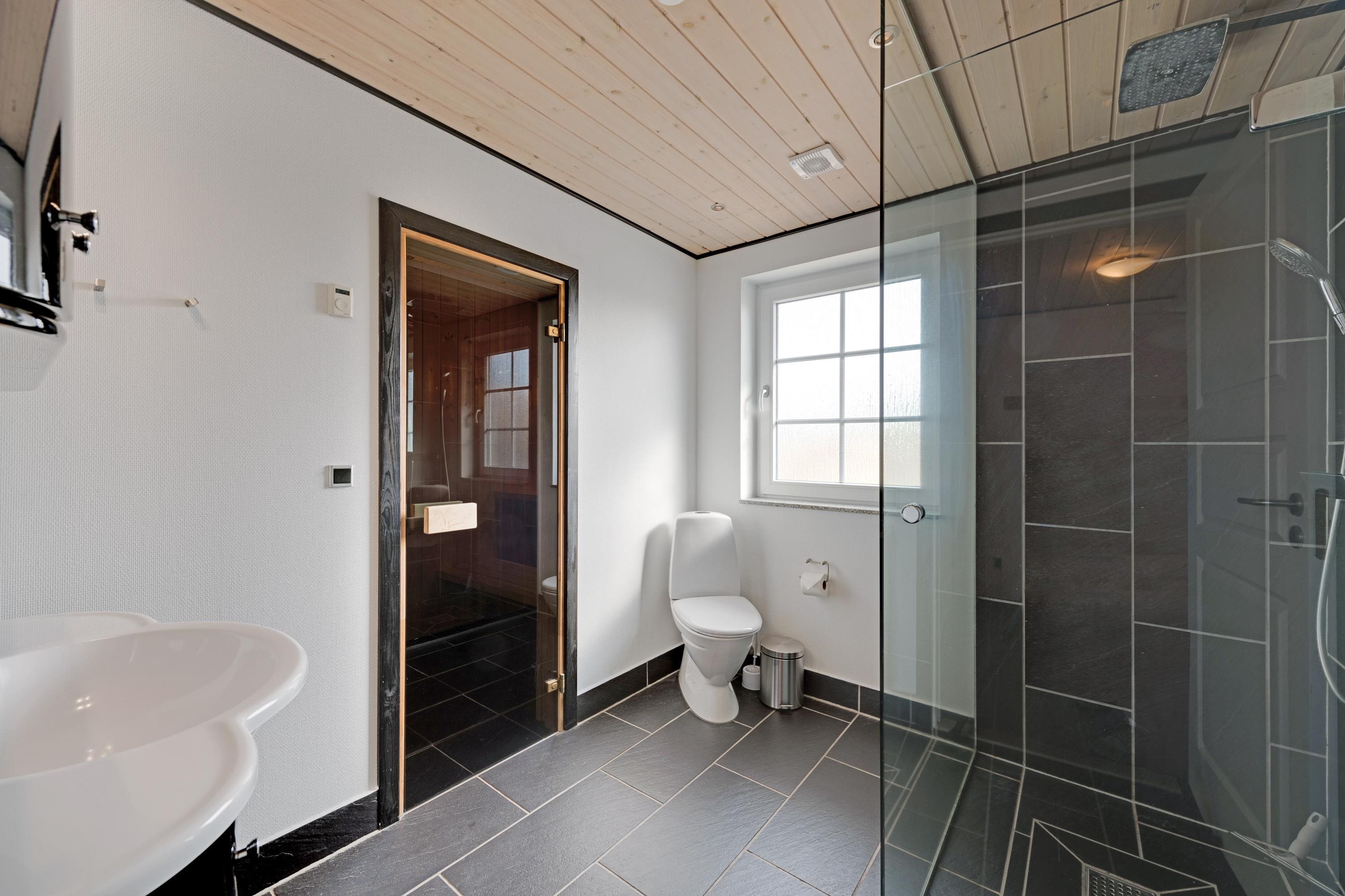 Fremhævet badeværelse billede i fuldskærmstilstand. Billede af Nordsøvej 293, Søndervig, 6950 Ringkøbing