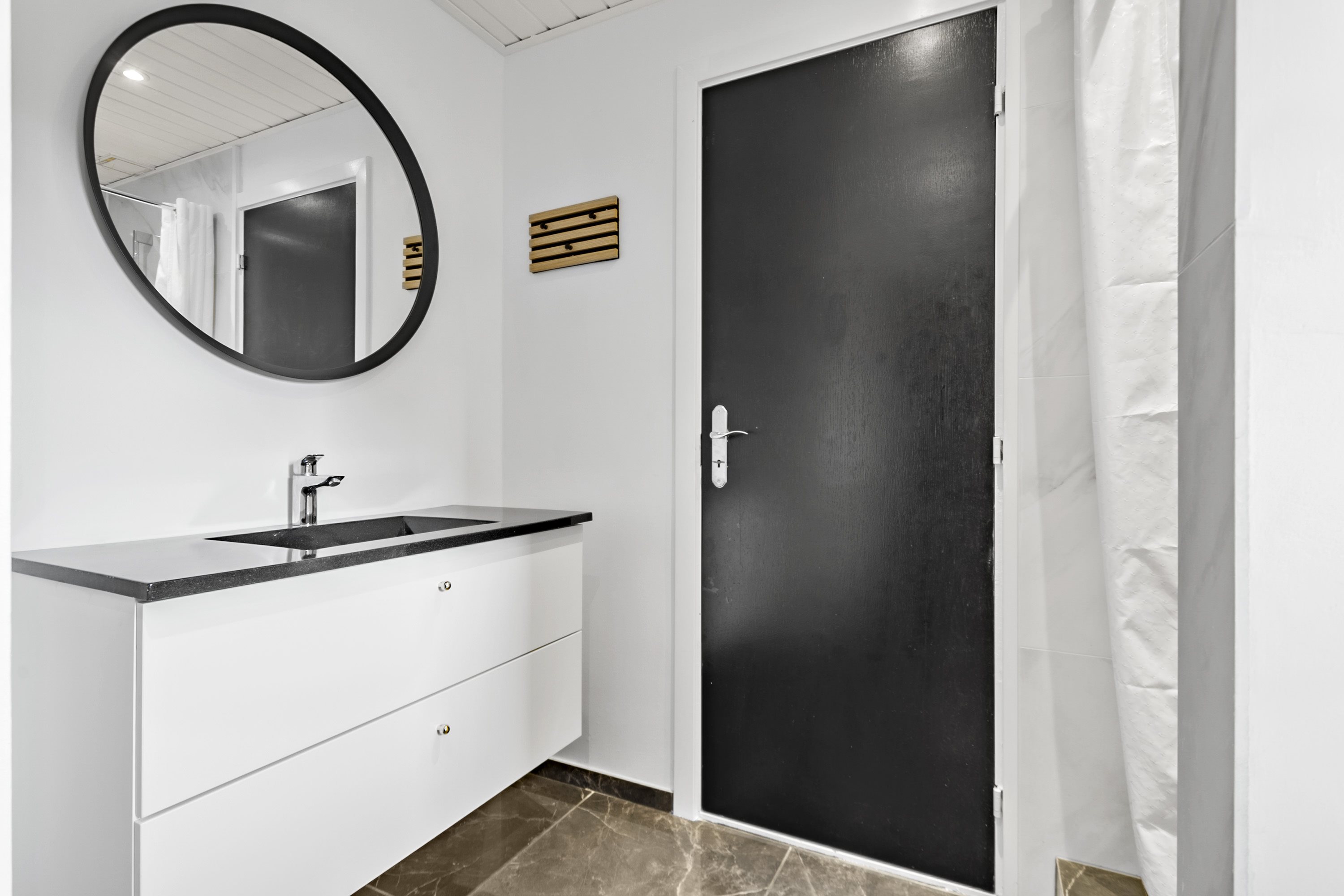 Fremhævet badeværelse billede i fuldskærmstilstand. Billede af Holger Drachmanns Vej 2B, 9900 Frederikshavn