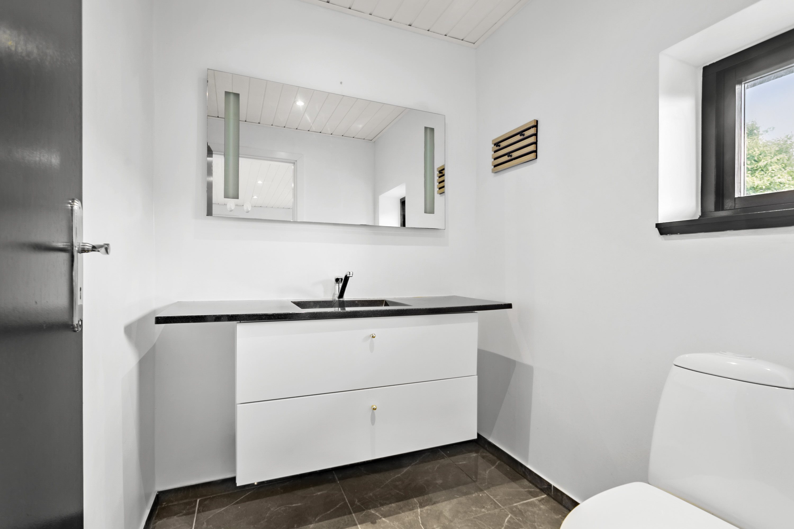 Fremhævet badeværelse billede i fuldskærmstilstand. Billede af Holger Drachmanns Vej 2B, 9900 Frederikshavn