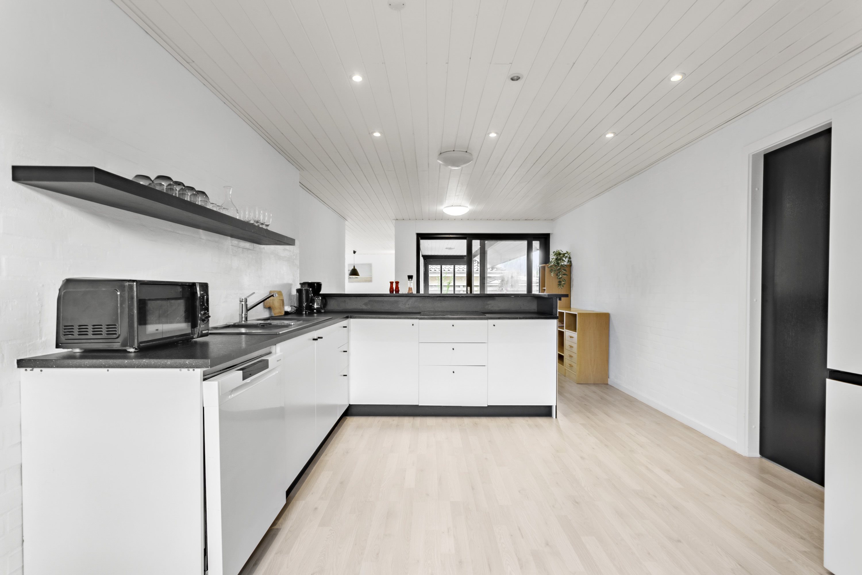 Fremhævet køkken billede i fuldskærmstilstand. Billede af Holger Drachmanns Vej 2B, 9900 Frederikshavn