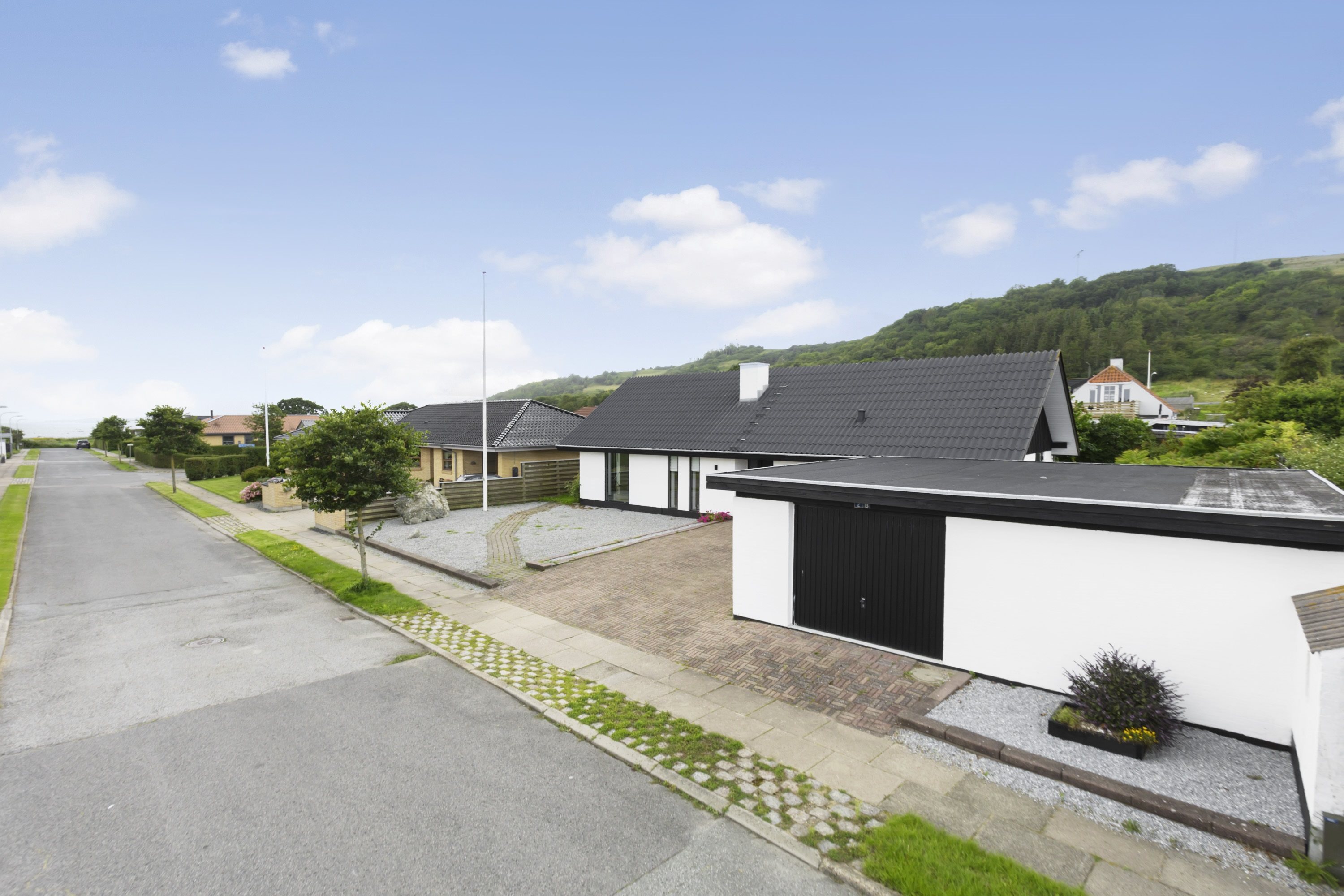 Fremhævet facade billede i fuldskærmstilstand. Billede af Holger Drachmanns Vej 2B, 9900 Frederikshavn