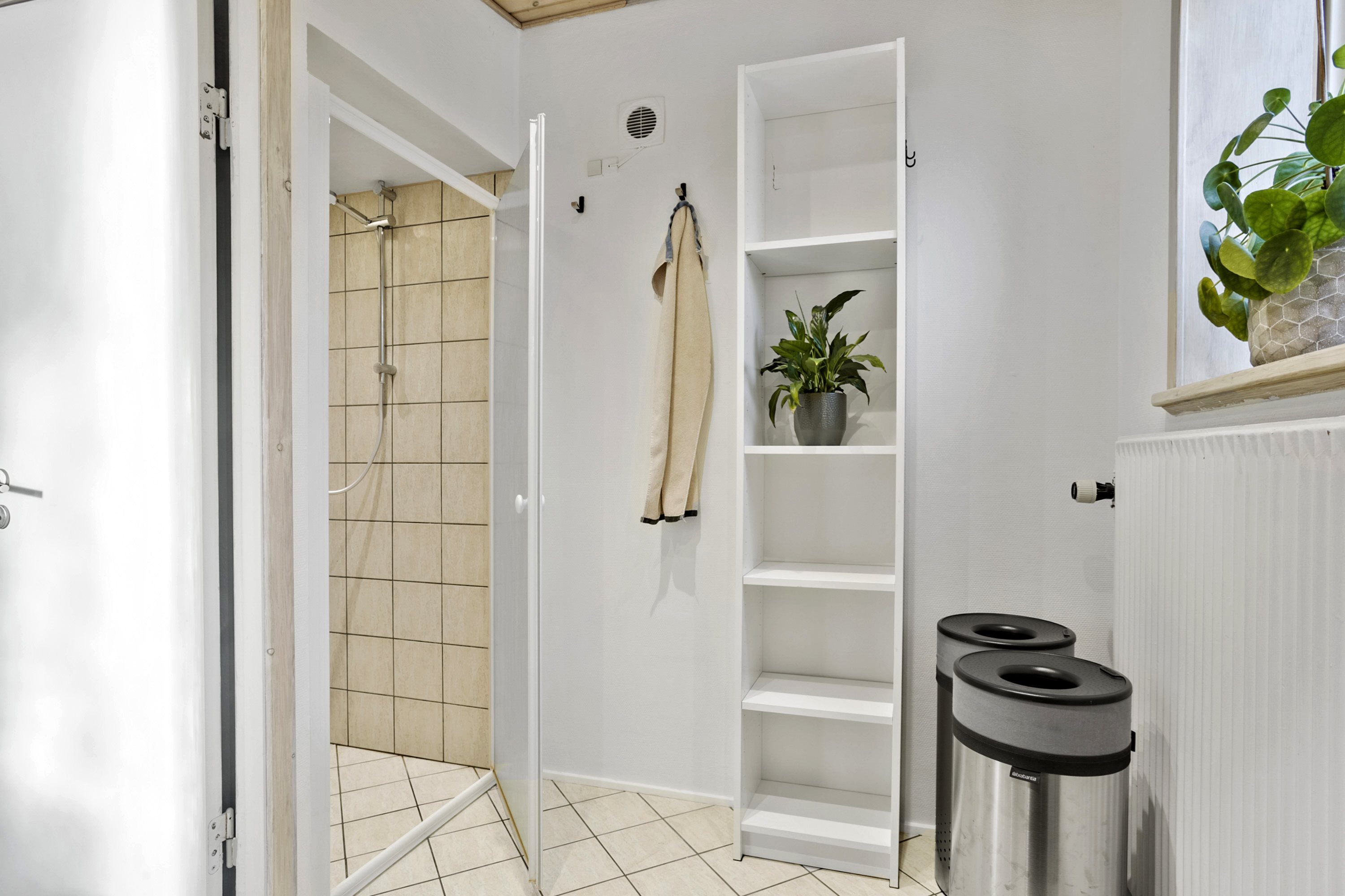 Fremhævet badeværelse billede i fuldskærmstilstand. Billede af Svanevej 40, 6100 Haderslev