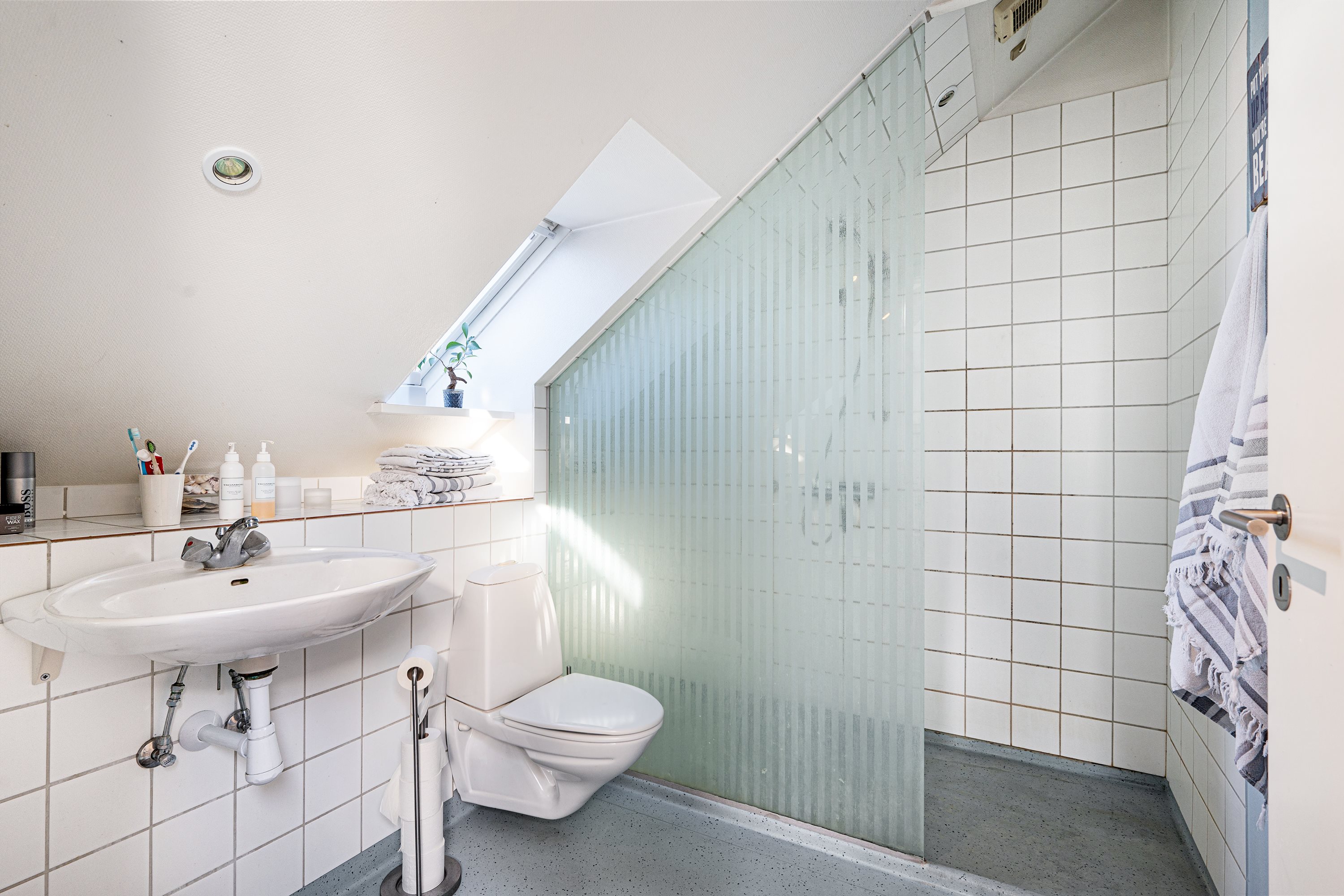 Fremhævet badeværelse billede i fuldskærmstilstand. Billede af Overgade 17, 8400 Ebeltoft