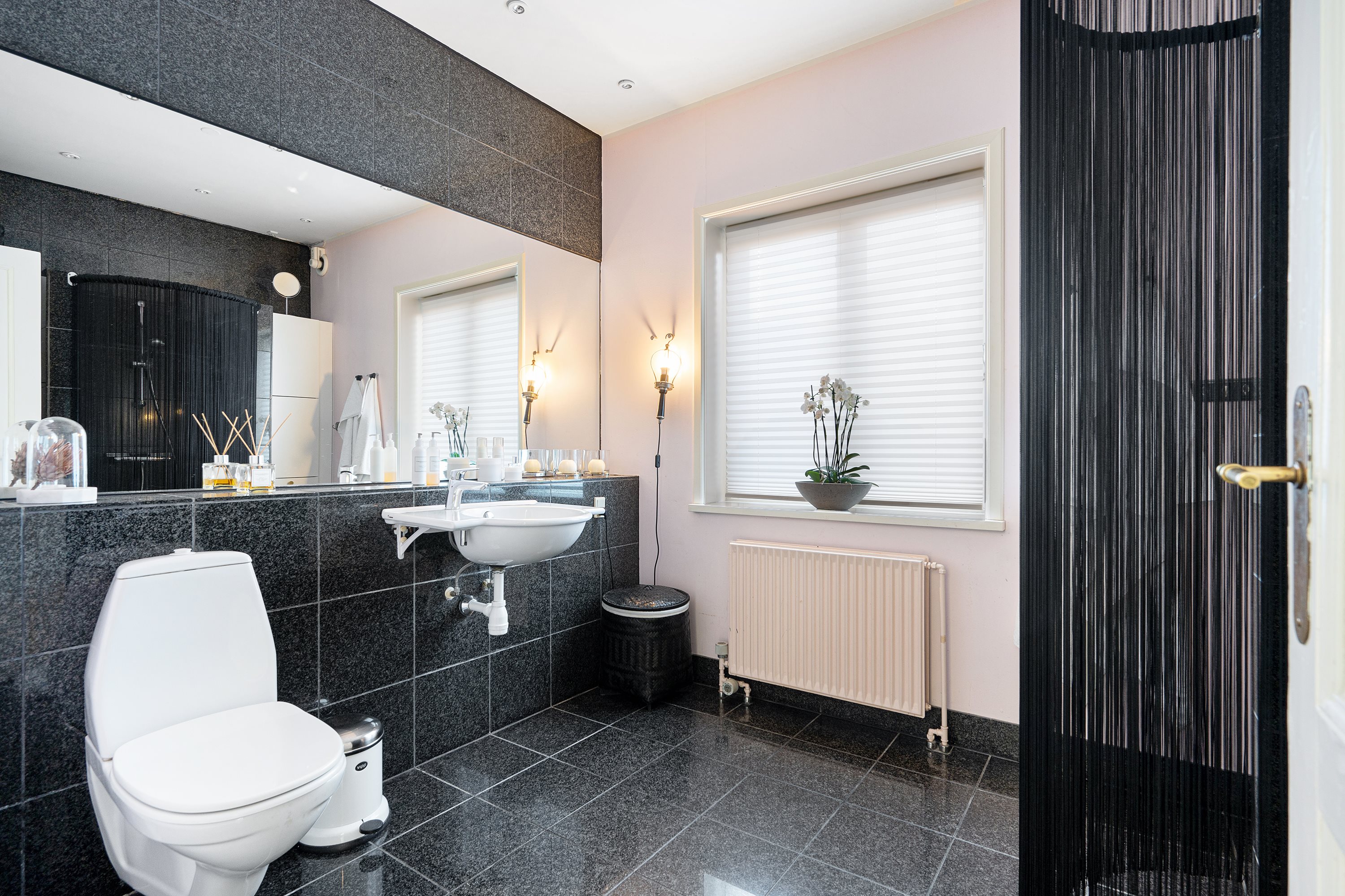 Fremhævet badeværelse billede i fuldskærmstilstand. Billede af Overgade 17, 8400 Ebeltoft