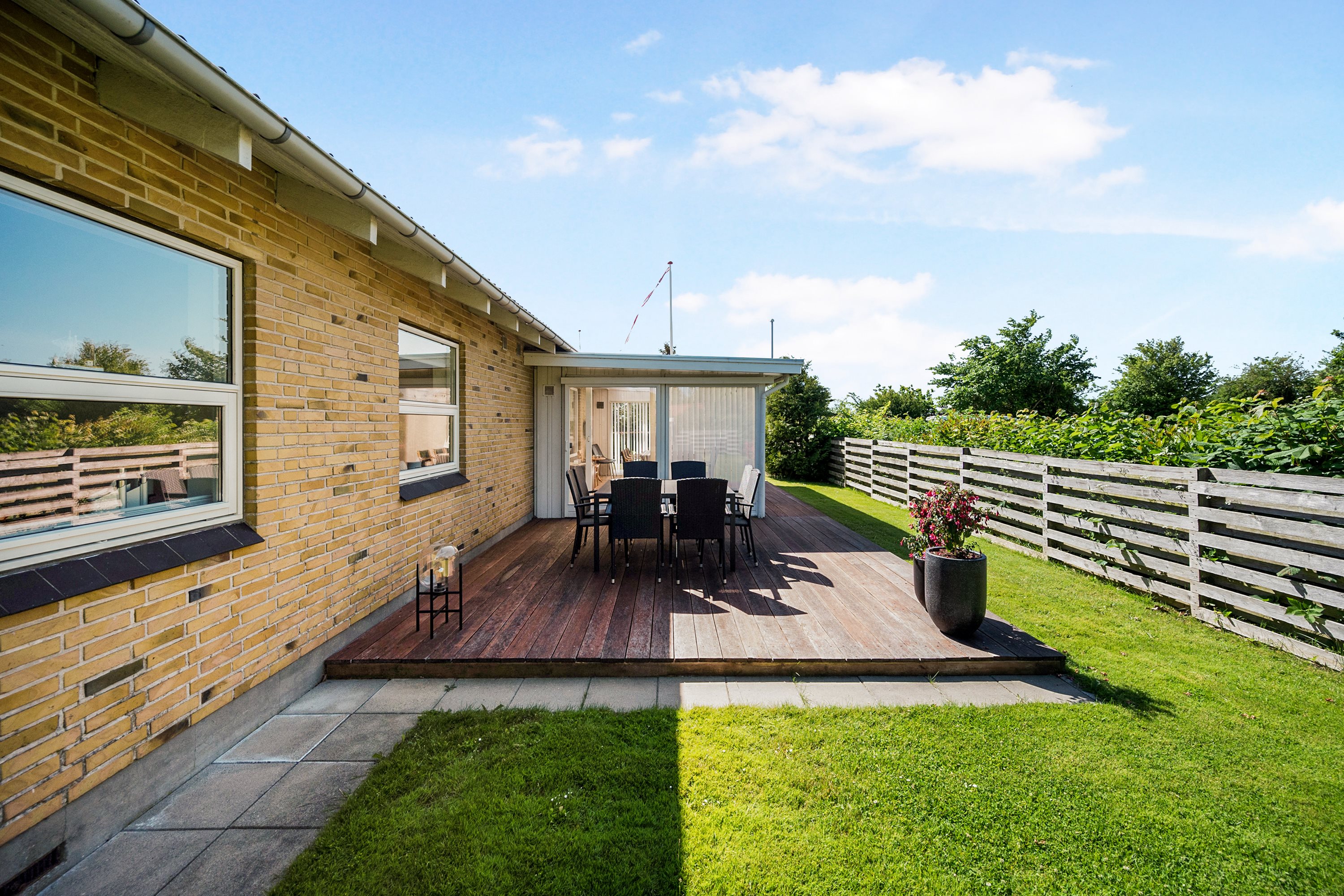 Fremhævet terrasse billede i fuldskærmstilstand. Billede af Ilbrovej 379, Ilbro, 9800 Hjørring