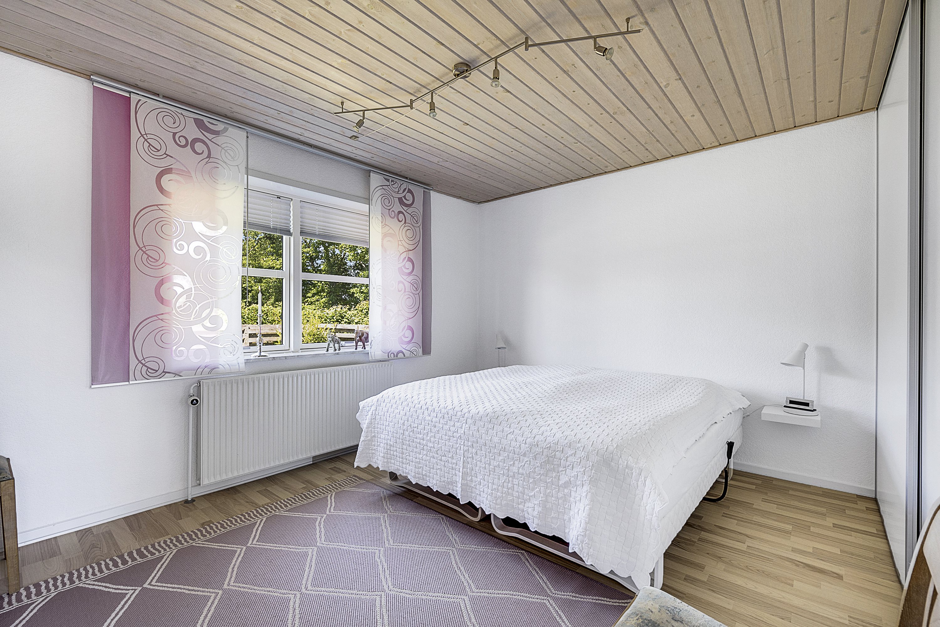 Fremhævet soveværelse billede i fuldskærmstilstand. Billede af Ilbrovej 379, Ilbro, 9800 Hjørring