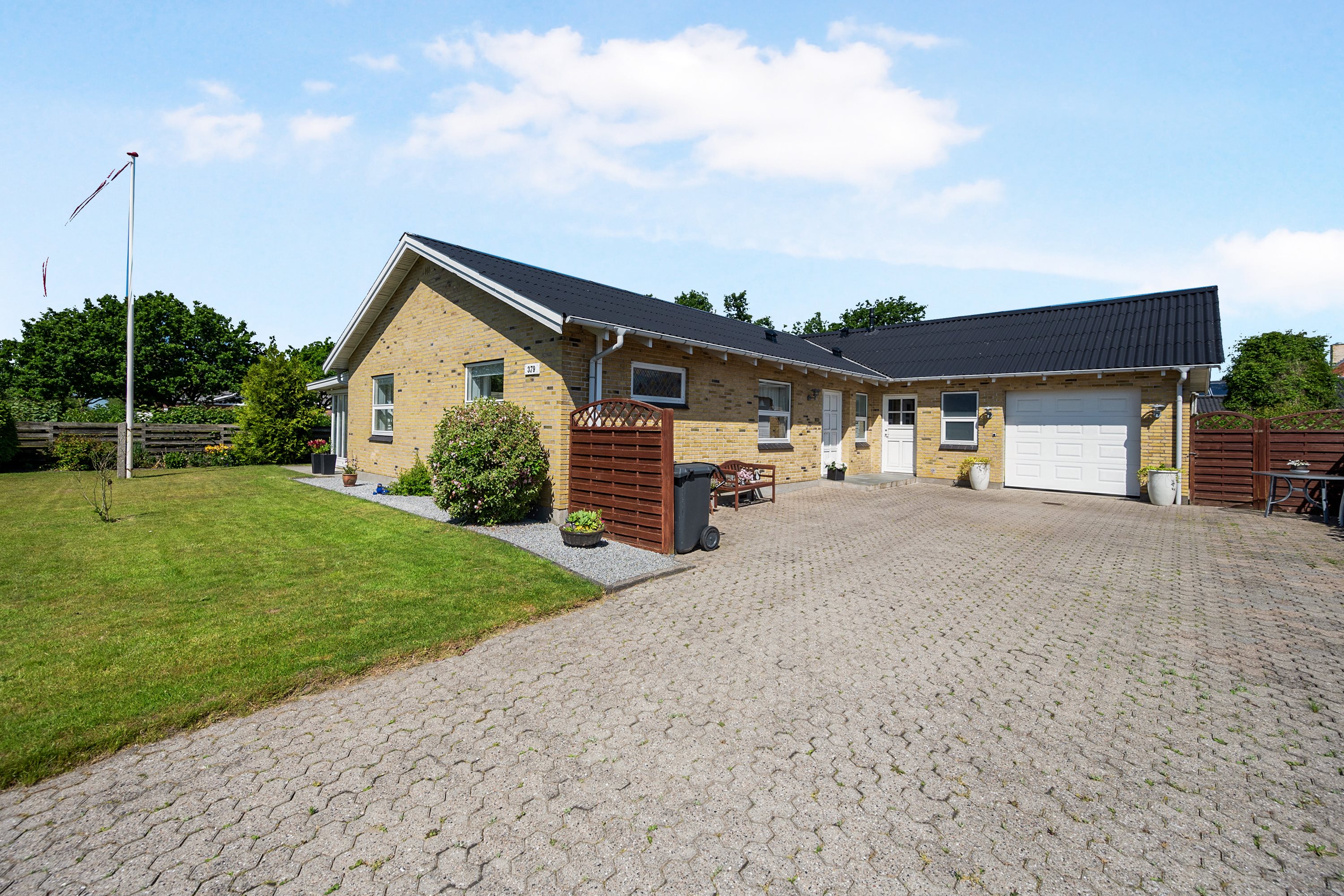 Miniaturebillede 1: indkørsel. Billede af Ilbrovej 379, Ilbro, 9800 Hjørring