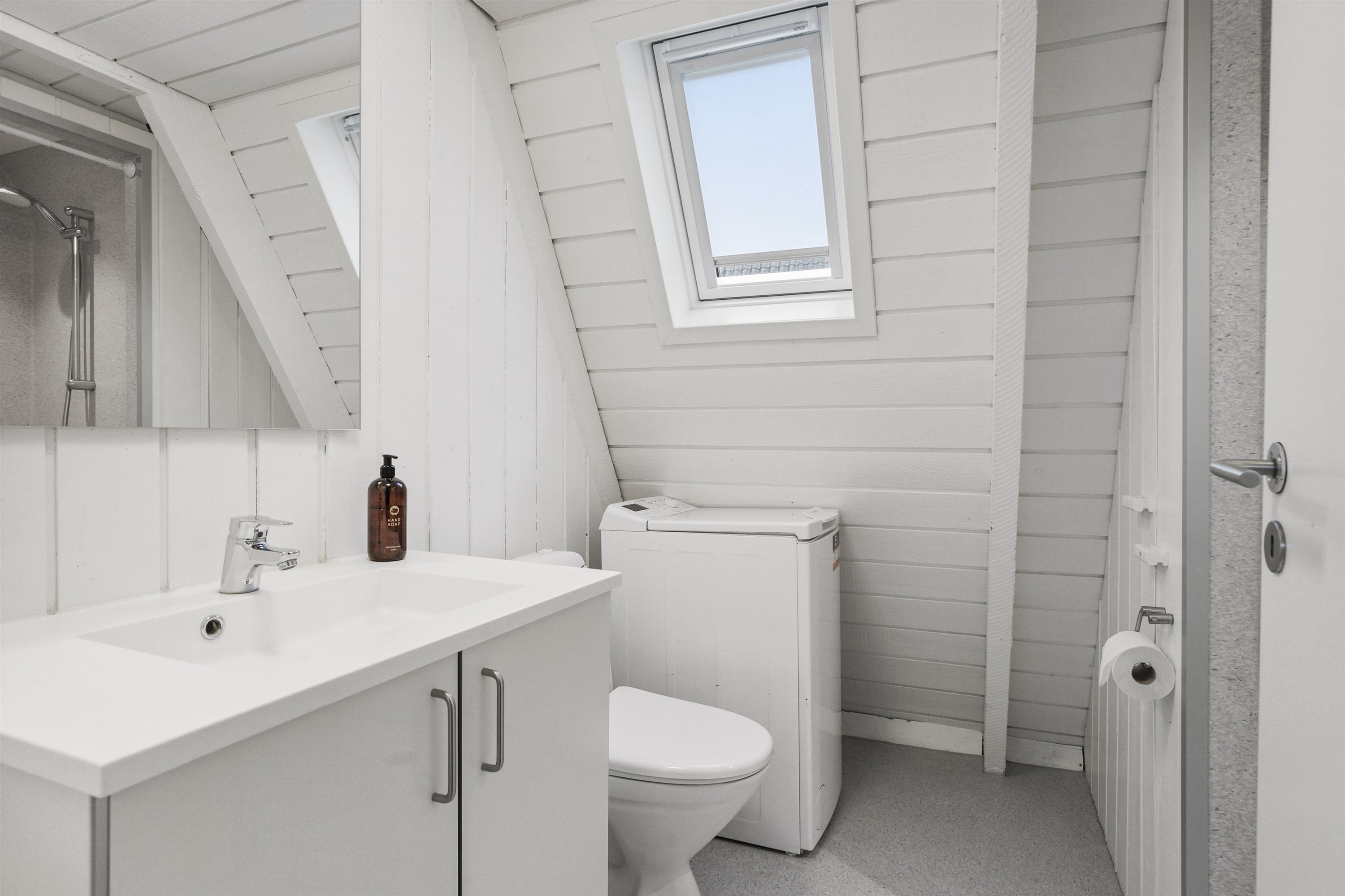 Fremhævet badeværelse billede i fuldskærmstilstand. Billede af Golfsvinget 185, Gatten, 9640 Farsø