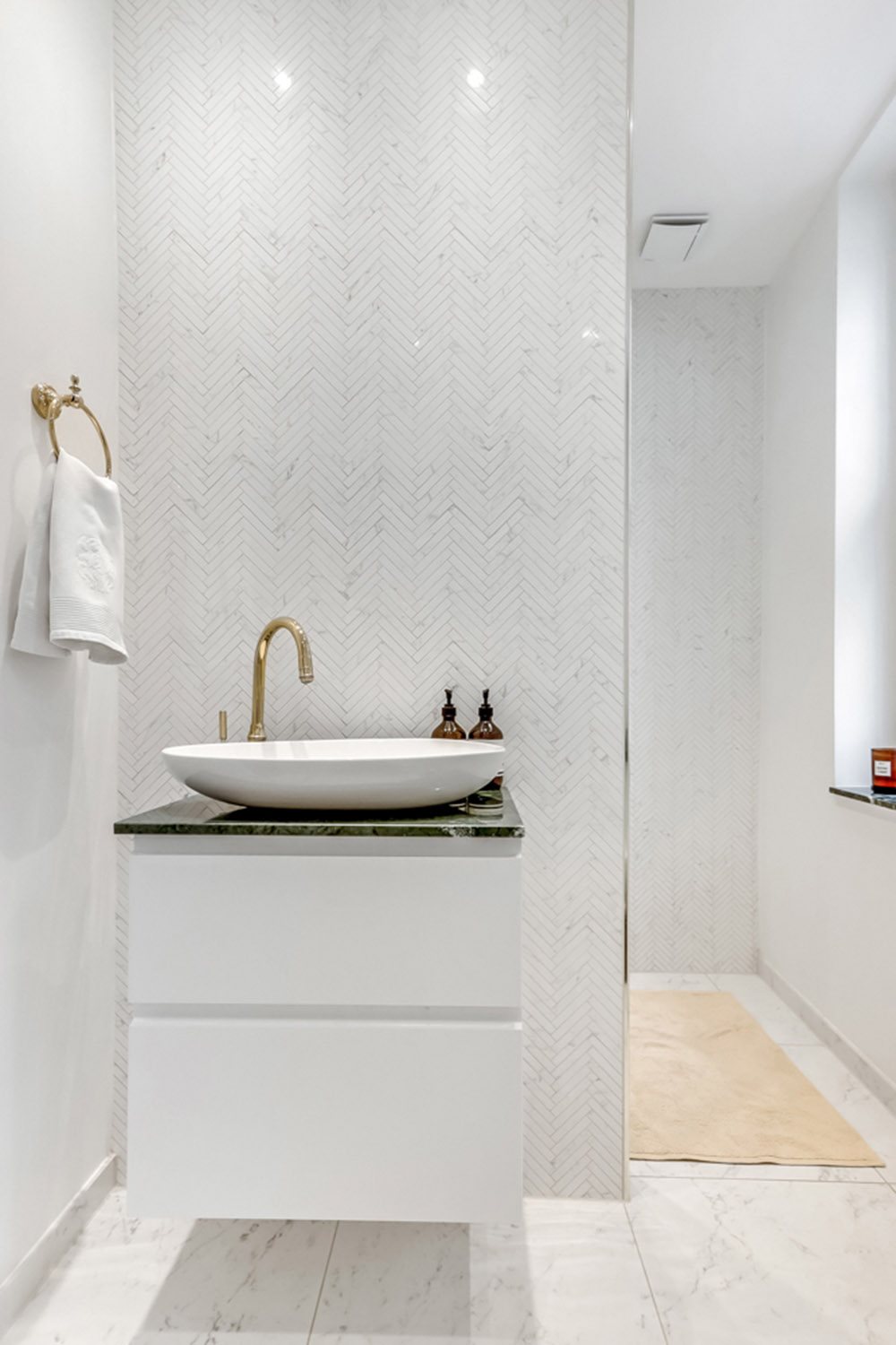 Fremhævet badeværelse billede i fuldskærmstilstand. Billede af Mageløs 10, 2. th., 5000 Odense C