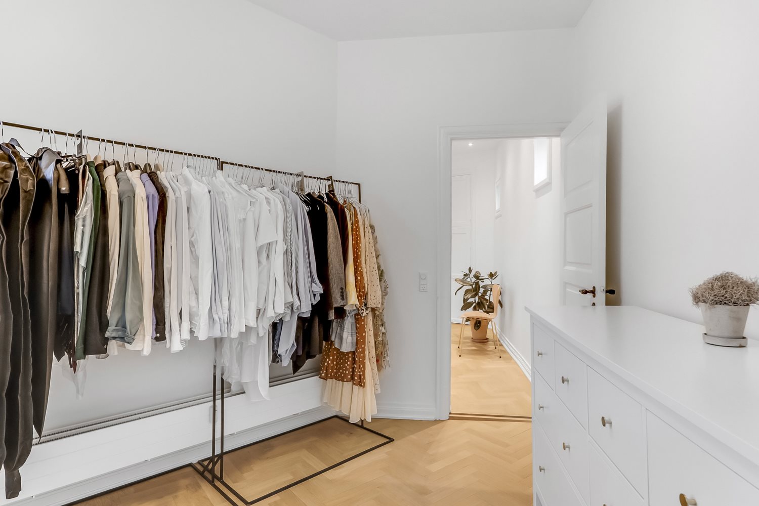 Fremhævet andet billede i fuldskærmstilstand. Billede af Mageløs 10, 2. th., 5000 Odense C