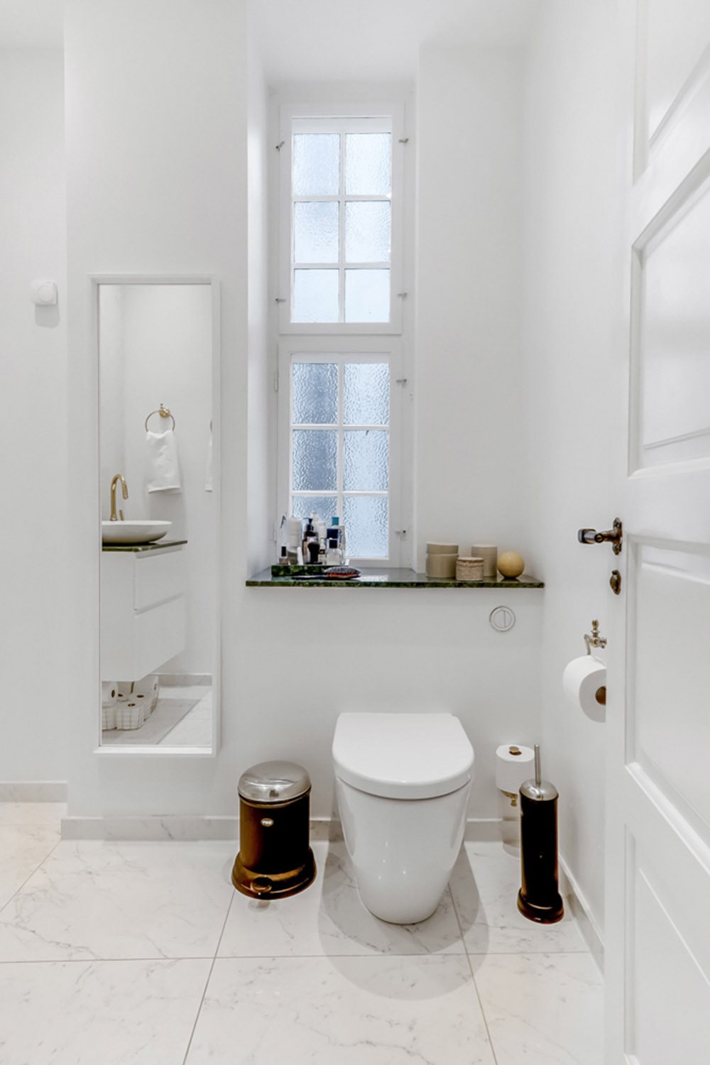 Fremhævet toilet billede i fuldskærmstilstand. Billede af Mageløs 10, 2. th., 5000 Odense C