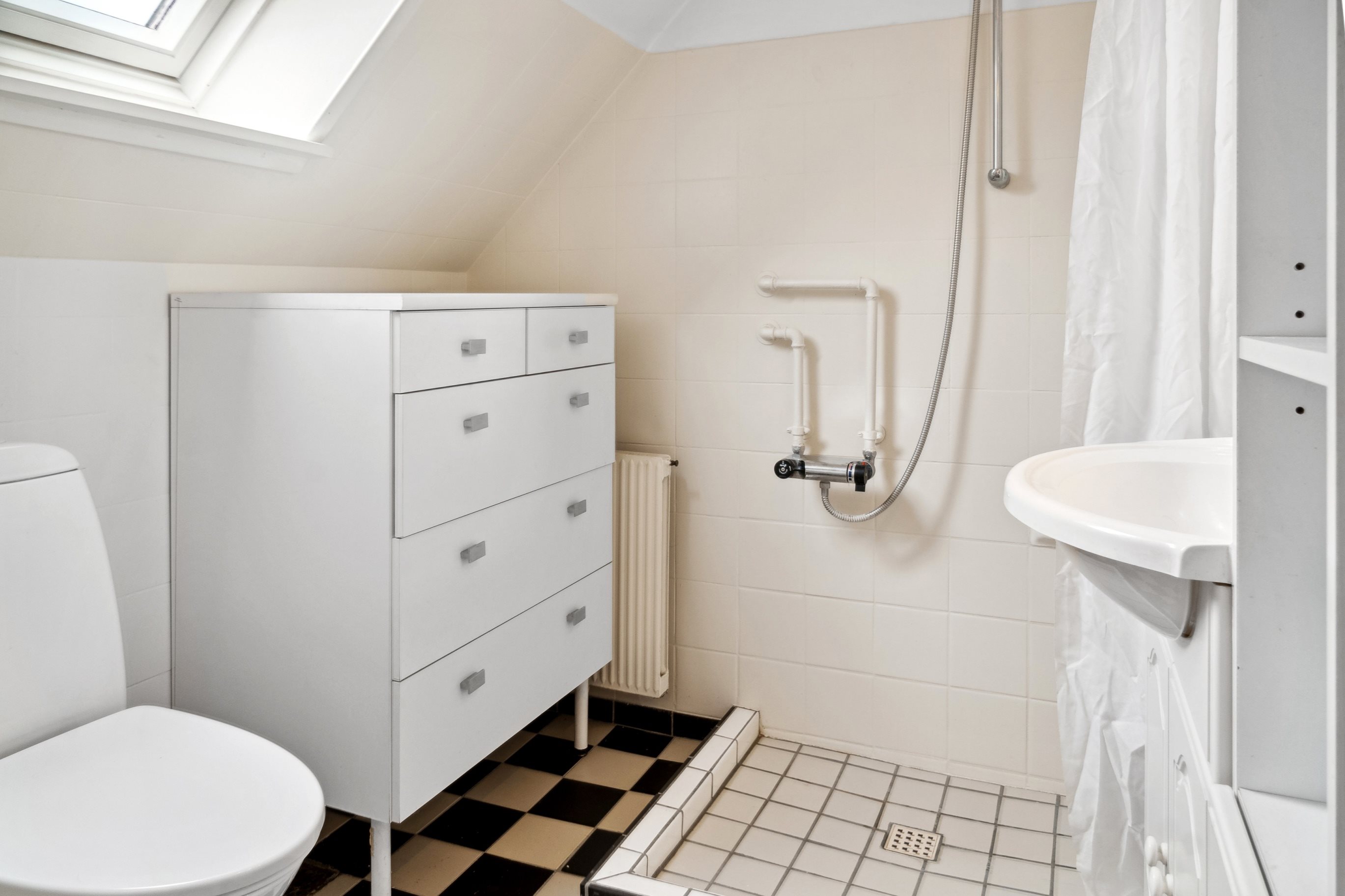 Fremhævet badeværelse 2 billede i fuldskærmstilstand. Billede af Kildebakken 29, Everdrup, 4733 Tappernøje